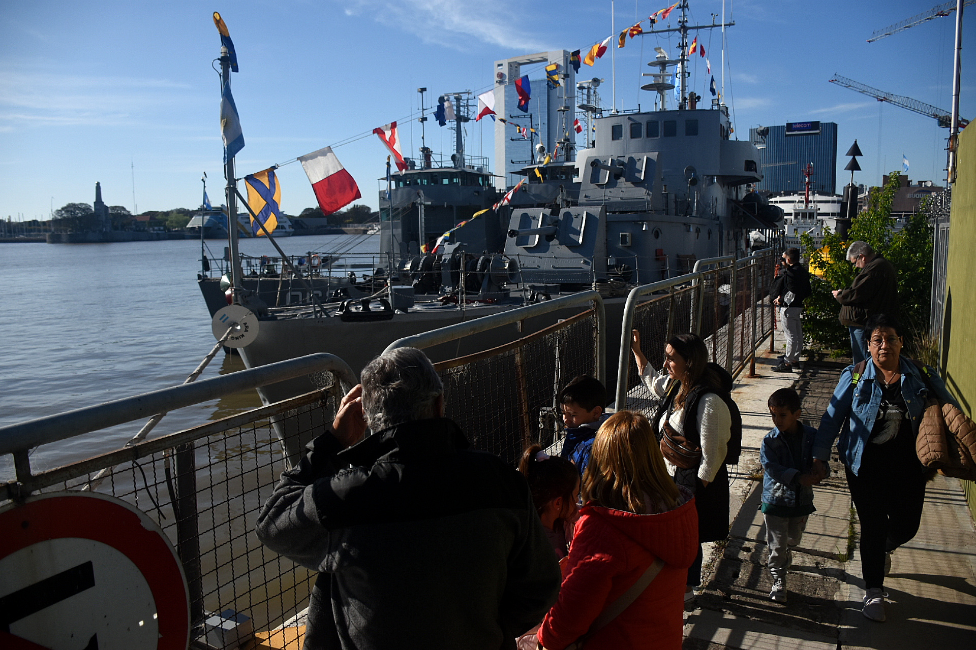 A group of relatives await the arrival of the frigate at the Buenos Aires Naval Station (Nicolás Stulberg)