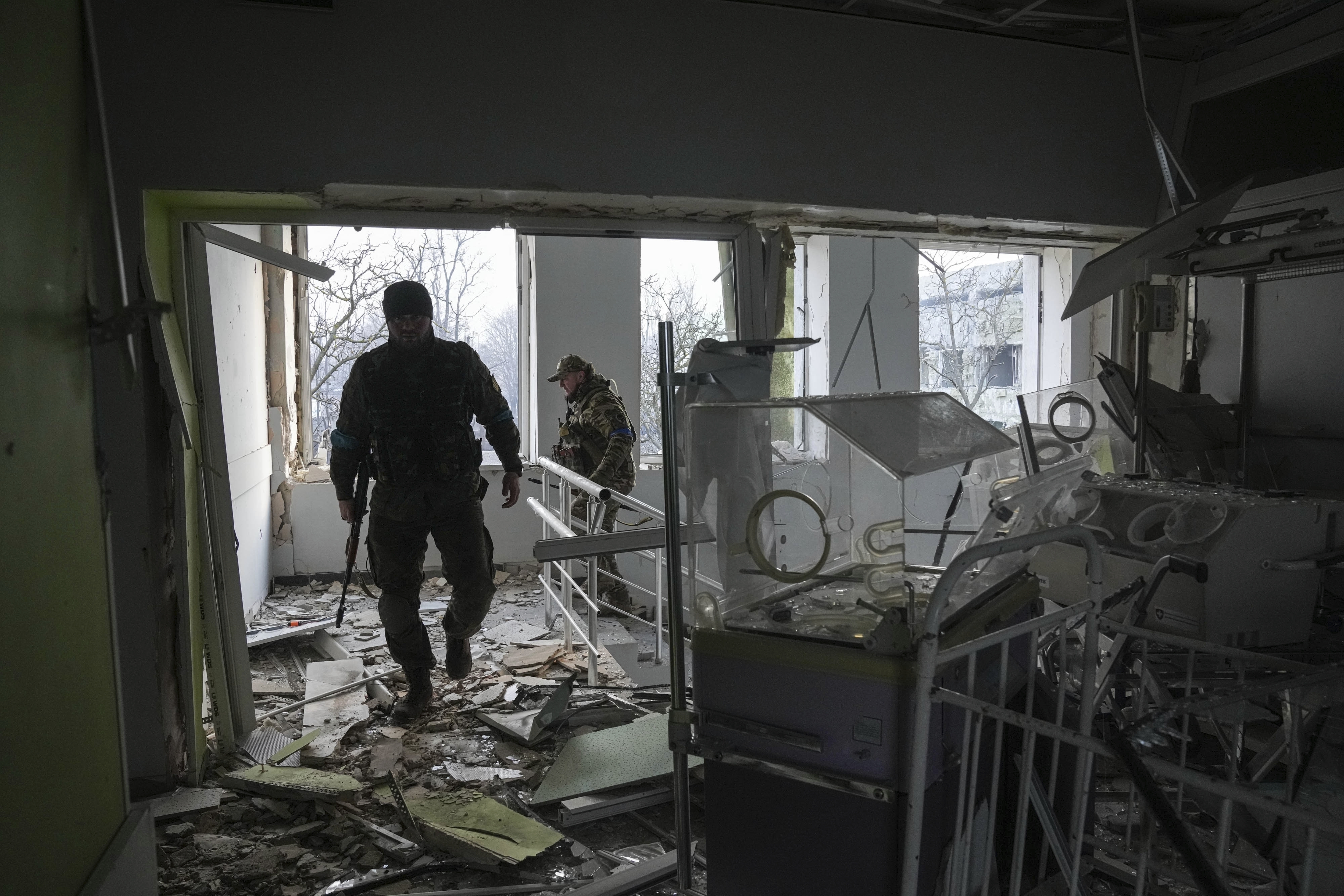 La Organización Mundial de la Salud ha registrado al menos 64 ataques contra estas instalaciones, de los cuales 24 fueron dañados o destruidos
(AP Photo/Evgeniy Maloletka, File)