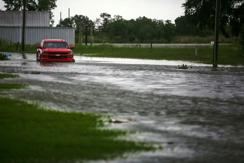 Un auto sumergido en el agua como consecuencia de las lluvias caídas por el huracán Laura cerca de Vermilion Bay, en Abbeville, Luisiana (REUTERS/Kathleen Flynn)