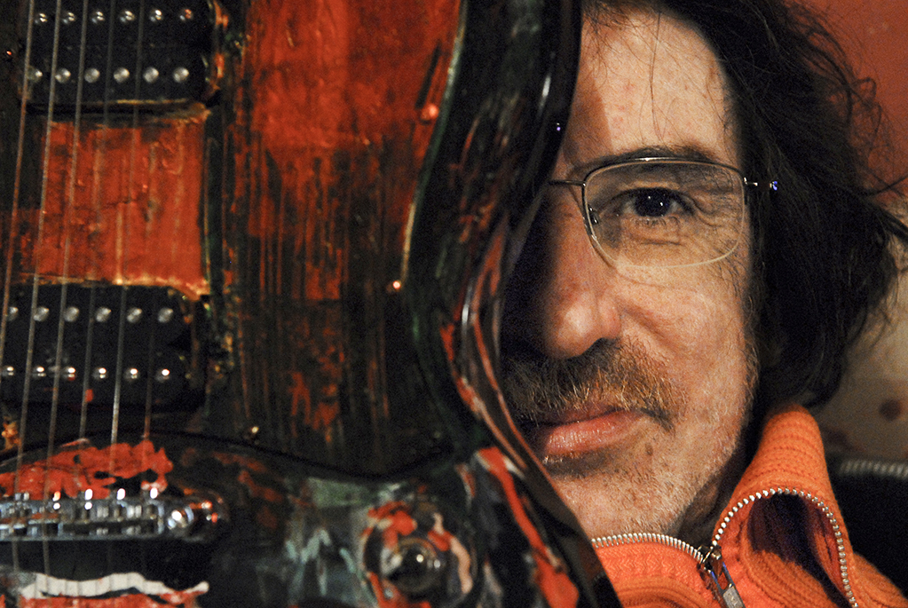 Charly García y su guitarra, pintada por él. En el año 2008 se tiró desde la ventana de un hotel a una piscina. Fue internado por problemas psiquiátricos