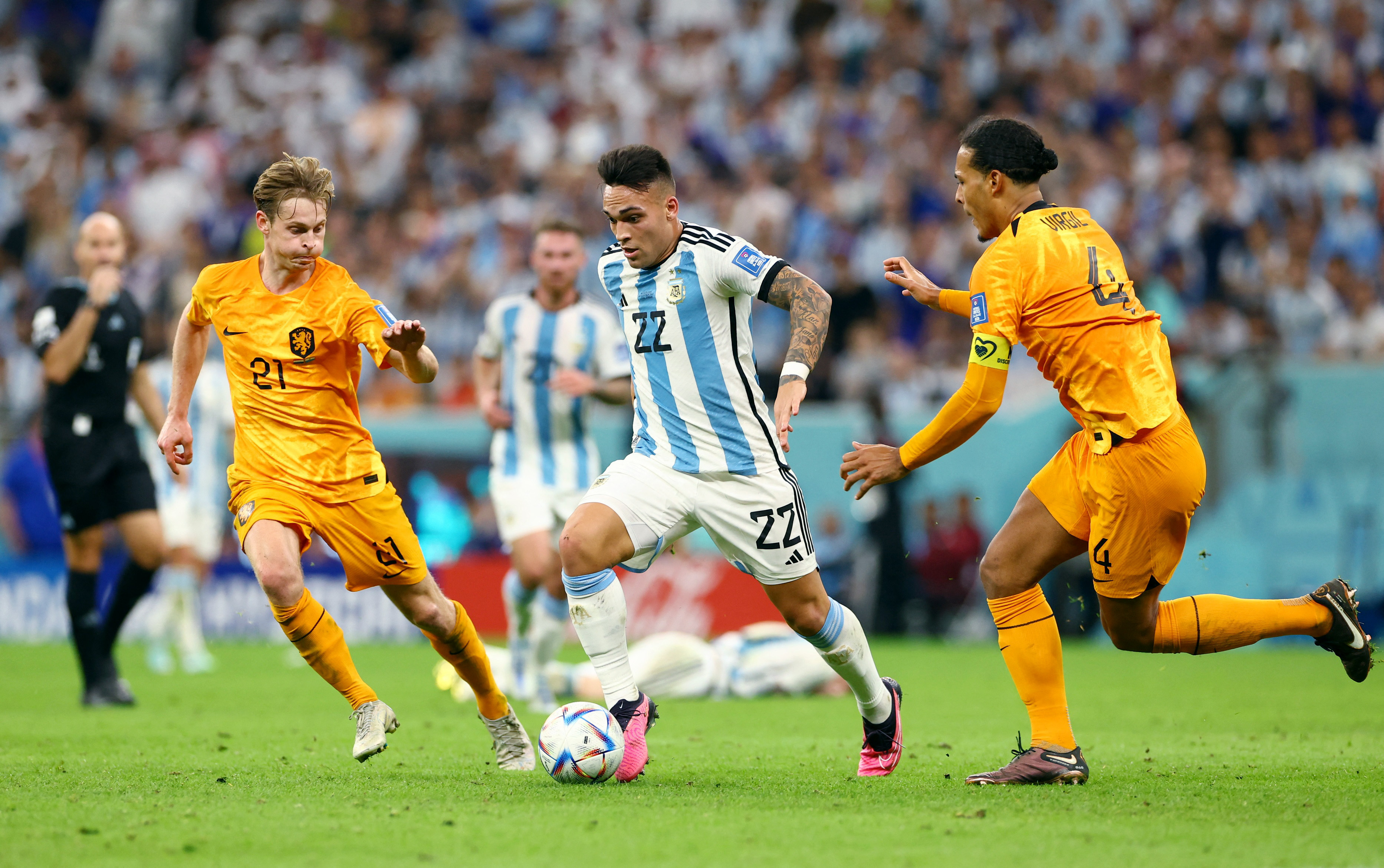 Messi contra todos los de Naranja (REUTERS/Bernadett Szabo)