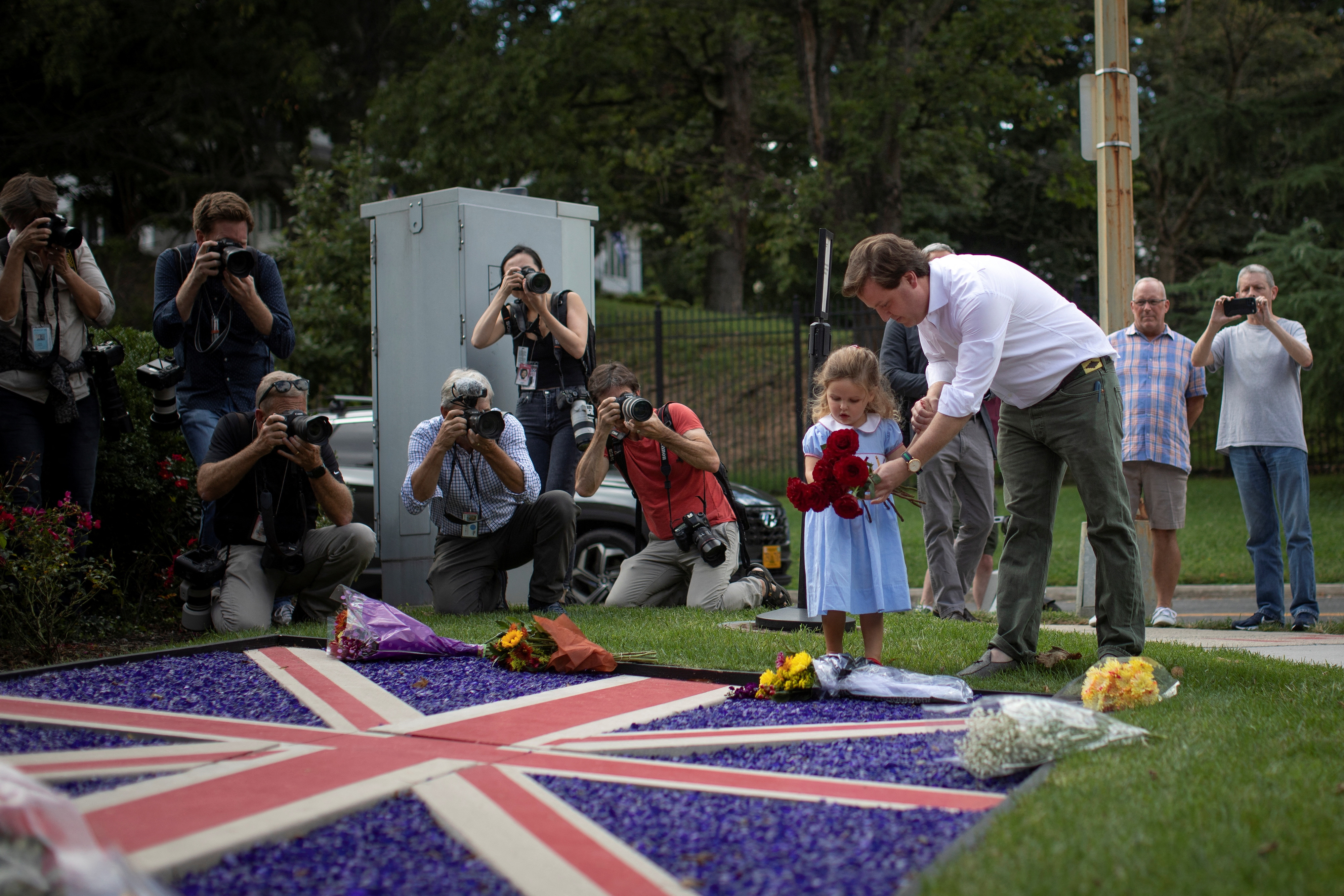 Algunas familias dejaron flores ante la embajada británica en Washington REUTERS/Tom Brenner