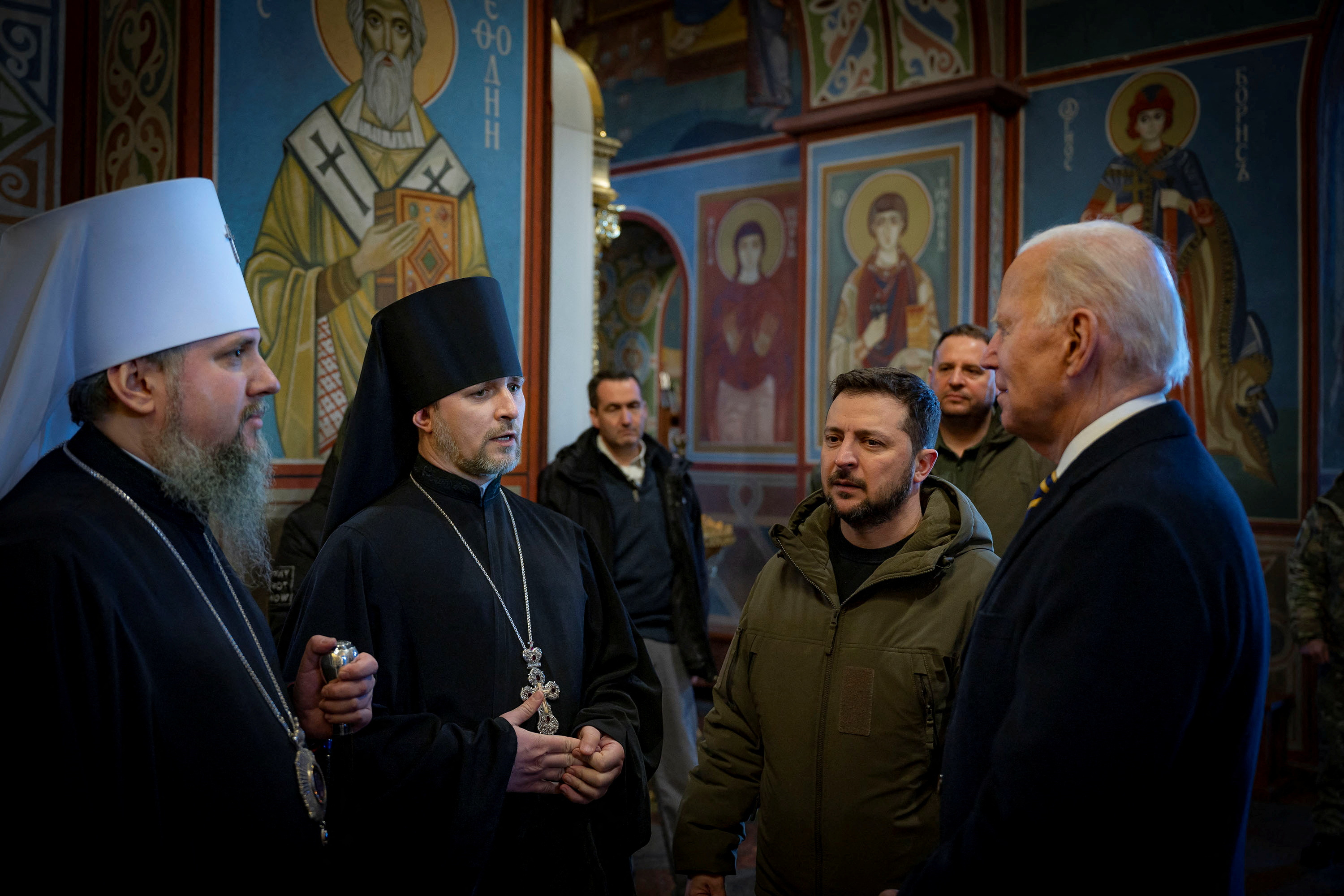 Zelensky, y Biden, hablan con el metropolitano Epifaniy I, jefe de la Iglesia Ortodoxa de Ucrania, dentro de la catedral de San Miguel.