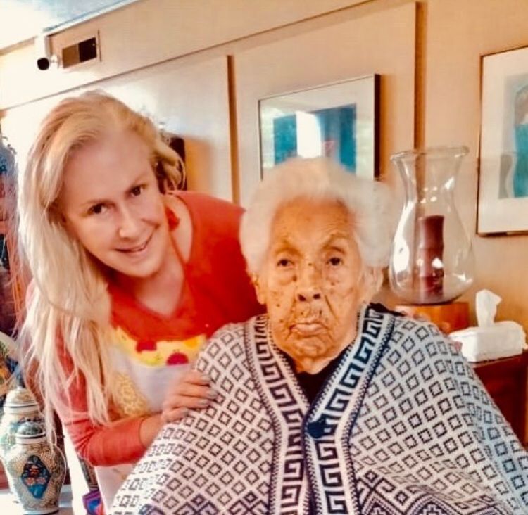 Eva Mange, de 104 años, necesitó de donadores de sangre para ser tratada y darla de alta (Foto: Instagram: @laurazapataoficial)