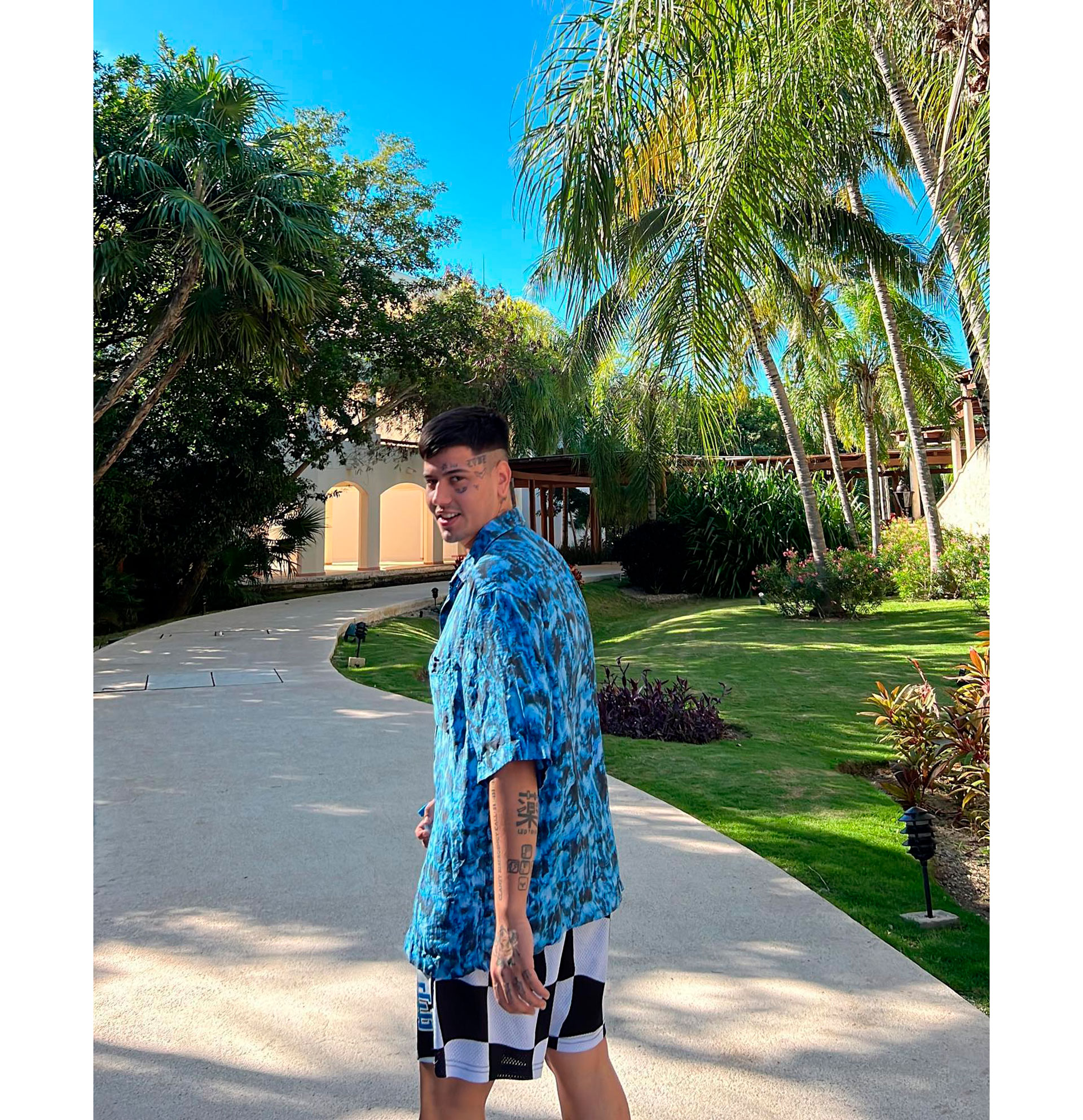 Duki bajo el ojo fotográfico de Emilia Mernes (@emiliamernes)