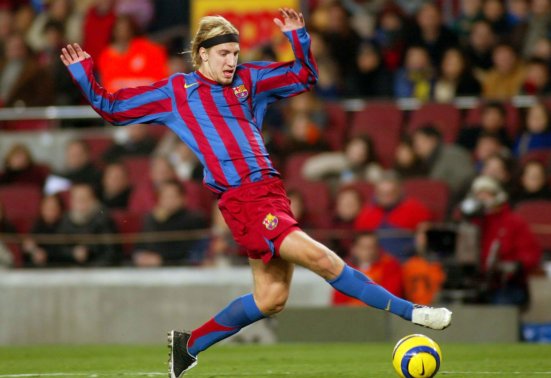 Llegó a Barcelona tras mostrar un buen rendimiento en River Plate. En enero del 2005 abonaron 6,5 millones por cuatro temporadas y media. Disputó solo una temporada antes de marcharse a préstamo al Mallorca y ser vendido al FC Moscú en 2007 por 2 millones de euros (Getty)