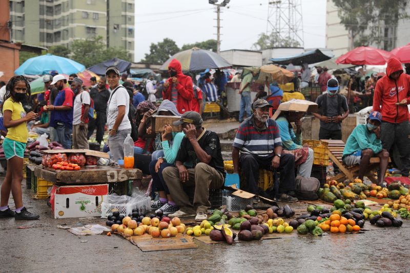 Foto de archivo de vendedores y compradores en el mercado de Coche en Caracas (REUTERS/Manaure Quintero)