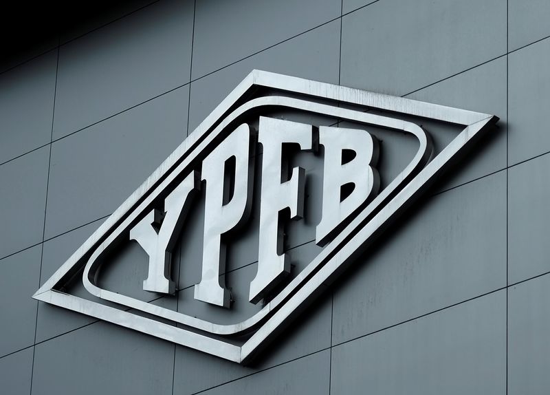 Foto de archivo: El logo de la petrolera estatal YPFB (Yacimientos Petrolíferos Fiscales Bolivianos) se ve en el edificio de su sede en La Paz (REUTERS/David Mercado)