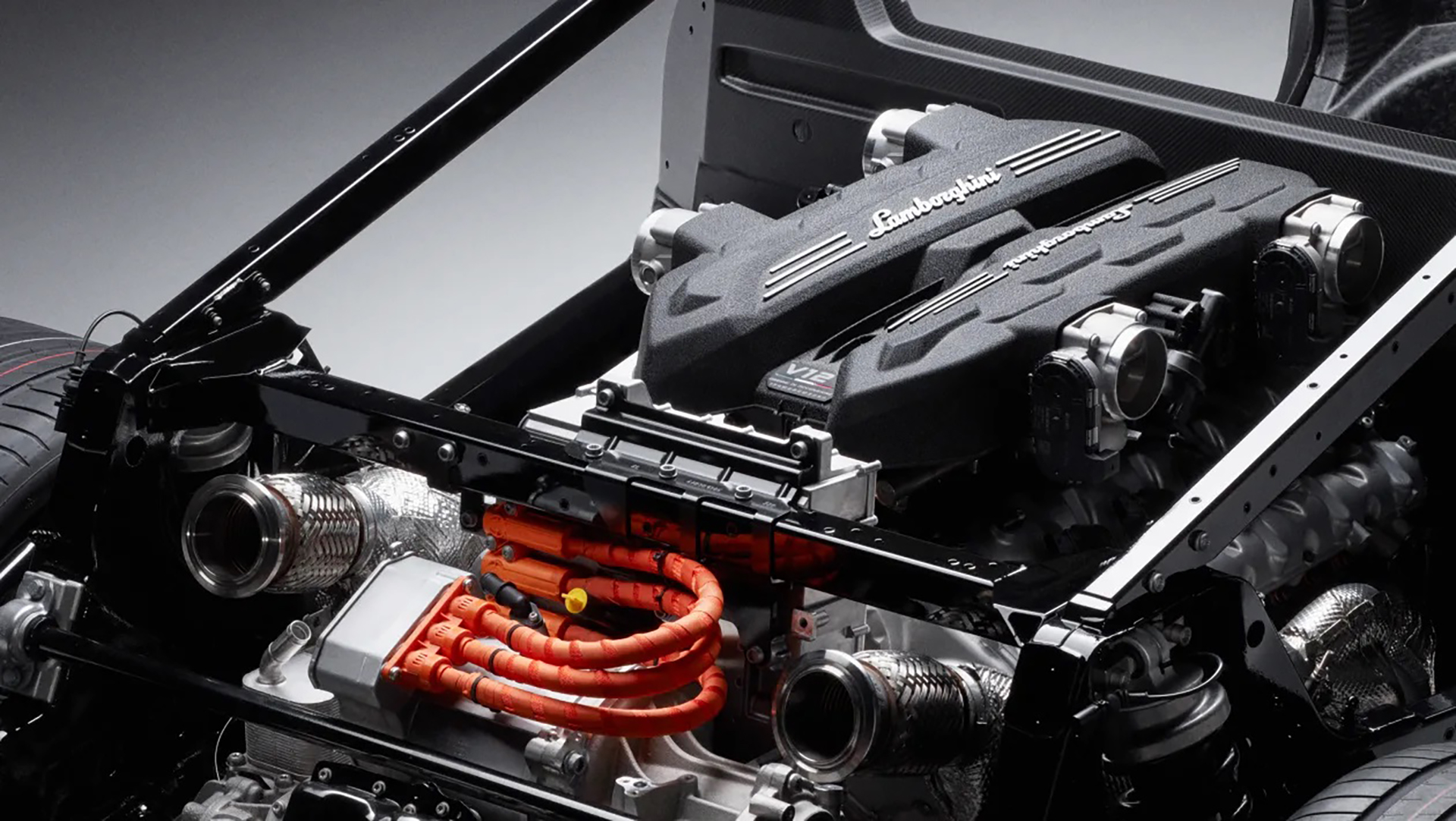 El motor V12 de 6,5 litros tiene ahora 813 CV de potencia atmosférica, a la que se suman tres motores eléctricos para superar los 1.000 CV totales