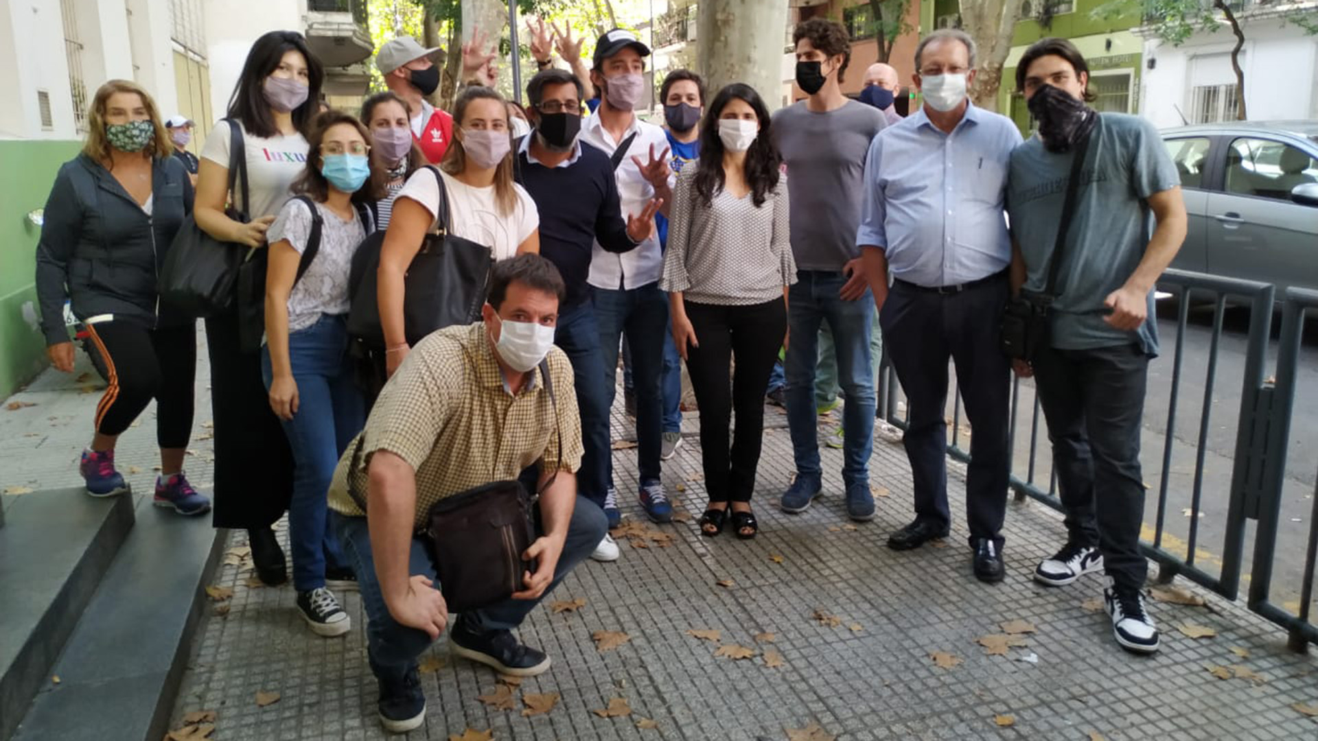 Lousteau durante la recorrida que hizo ayer por las distintas comunas de la Ciudad de Buenos Aires 