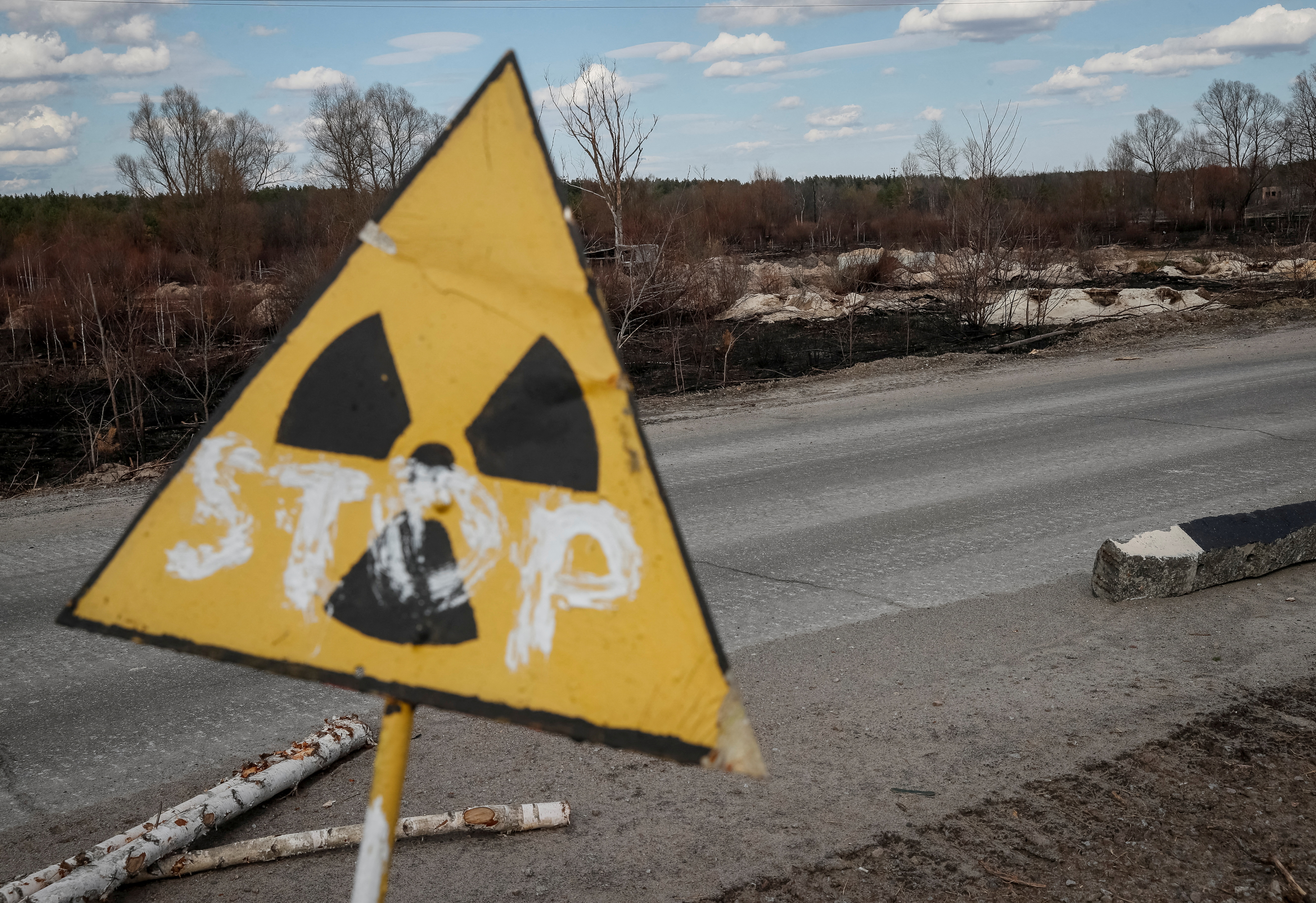 Las trincheras excavadas por el ejército ruso se ven en un área con altos niveles de radiación llamada Bosque Rojo, mientras continúa el ataque de Rusia a Ucrania, cerca de la planta de energía nuclear de Chernobyl (REUTERS/Gleb Garanich)
