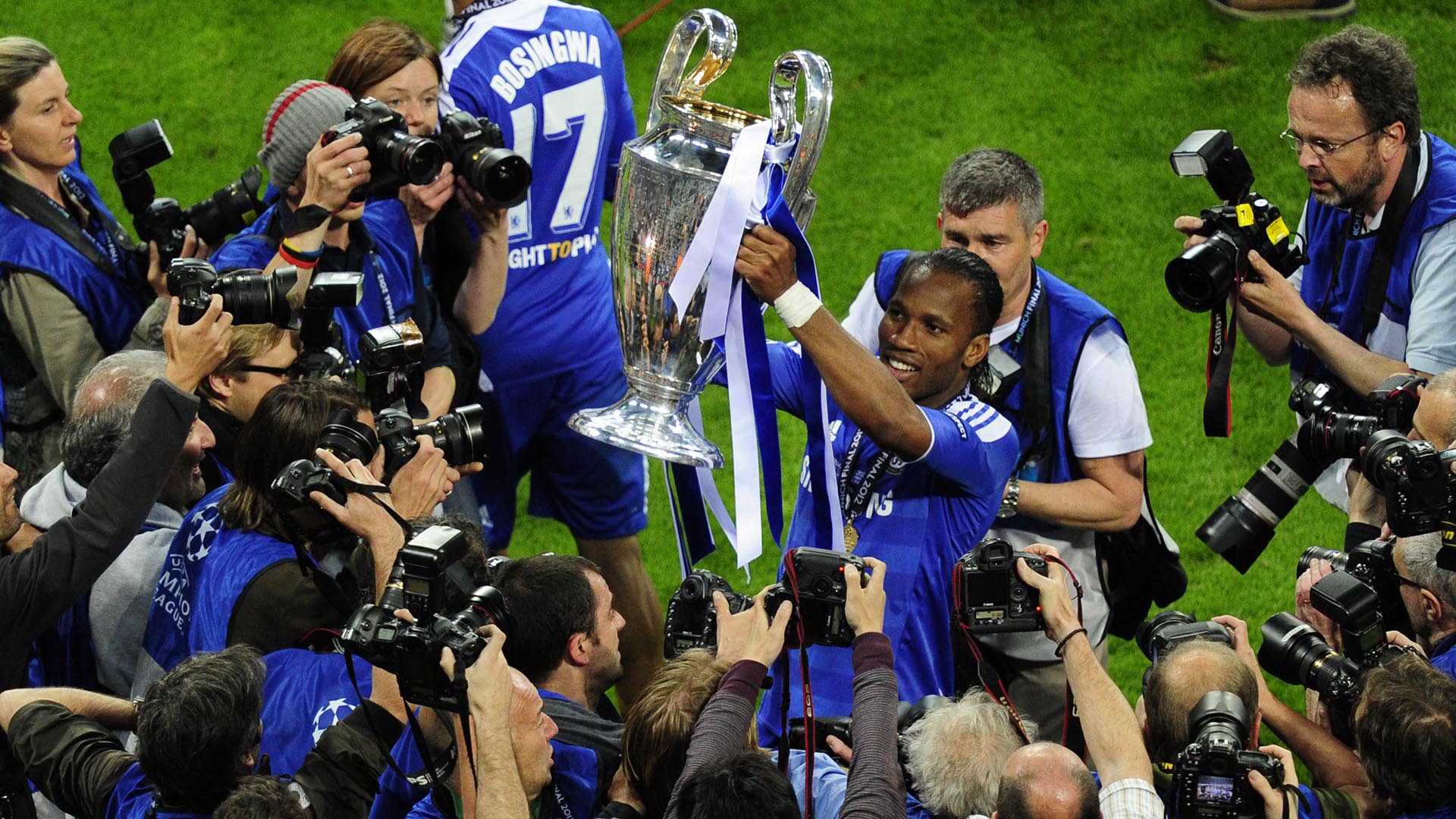Didier Drogba celebra con el trofeo en alto el primer triunfo del Chelsea en la final de la Champions League. (AFP PHOTO / JOHN MACDOUGALL)