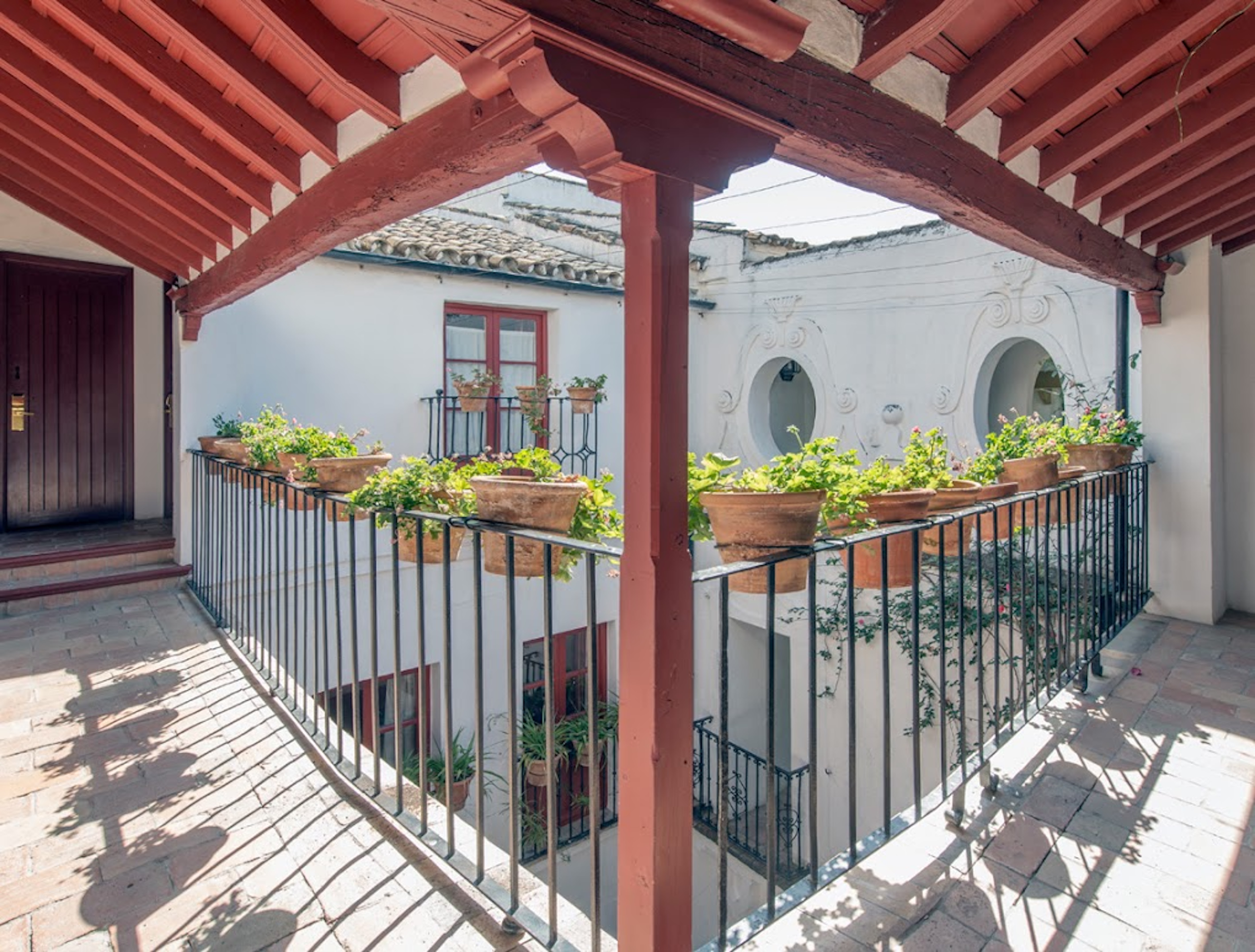 Las Casas de la Judería, en Sevilla, suman 134 habitaciones enlazadas por 40 patios y una serie de callejuelas, laberintos y hasta túneles