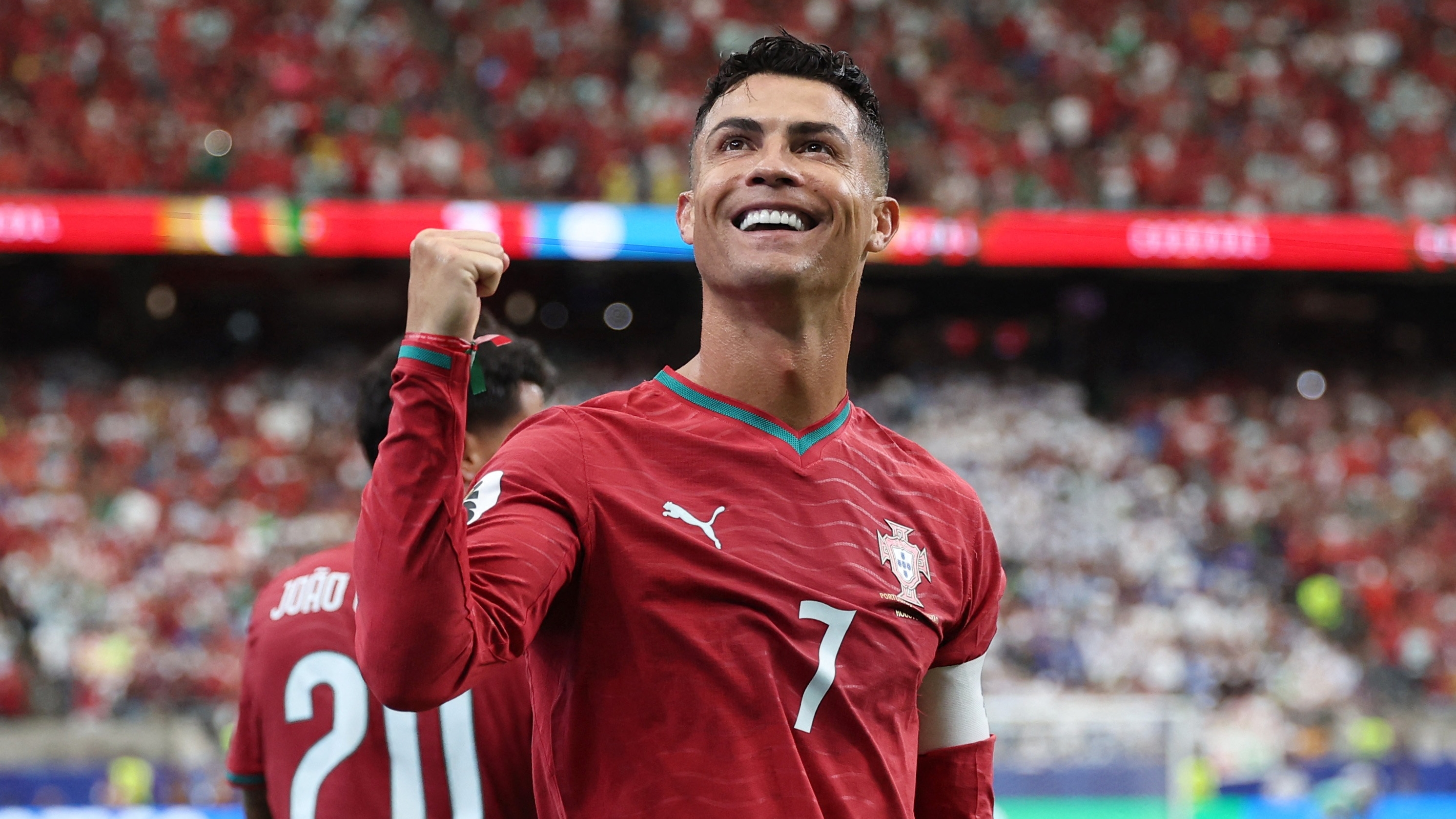 Cristiano Ronaldo y un ritual en plena cancha: la forma de sentir a sus hijos cerca, el partido en marcha y un detalle que pocos notan