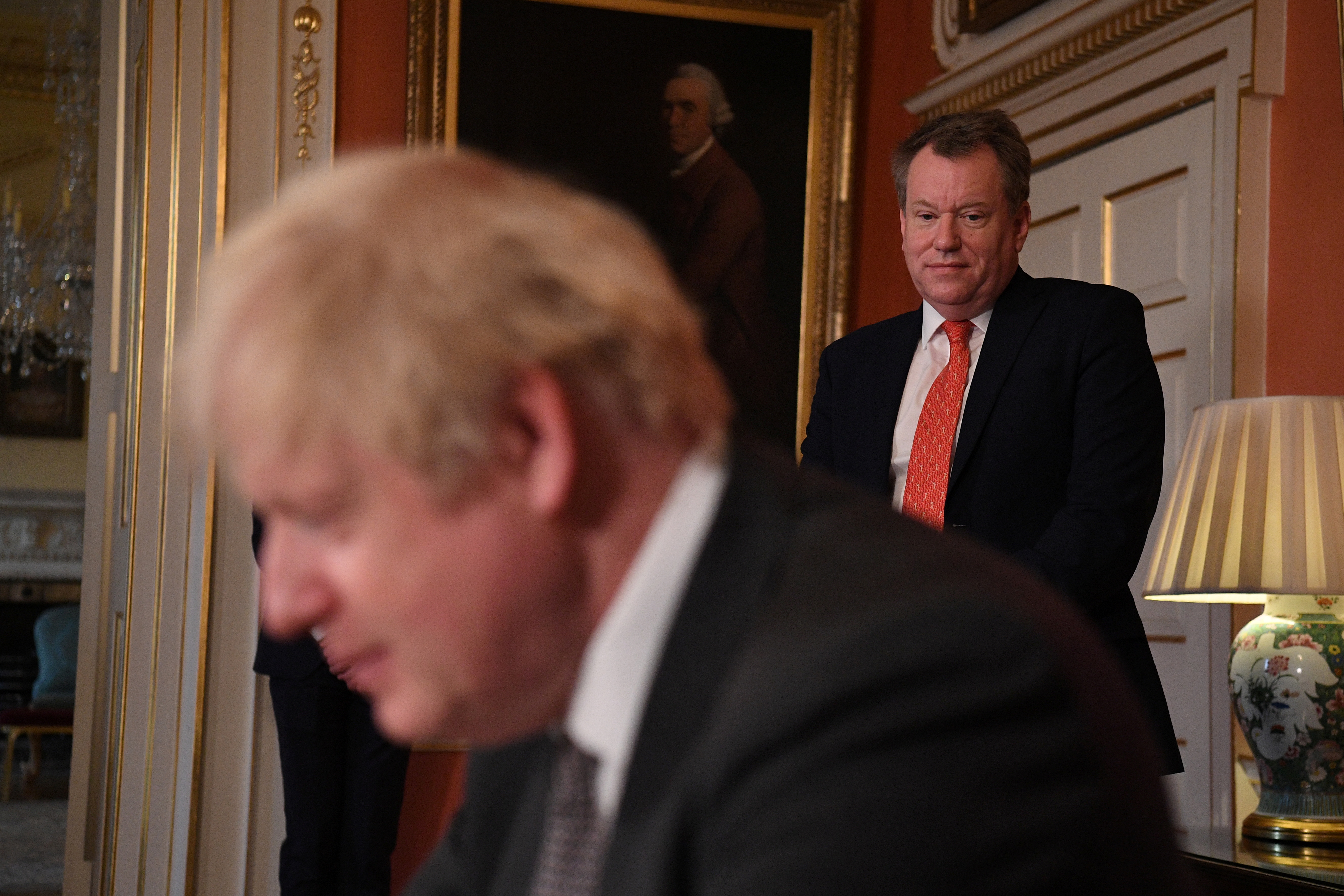 David Frost observa a Boris Johnson (Reuters)