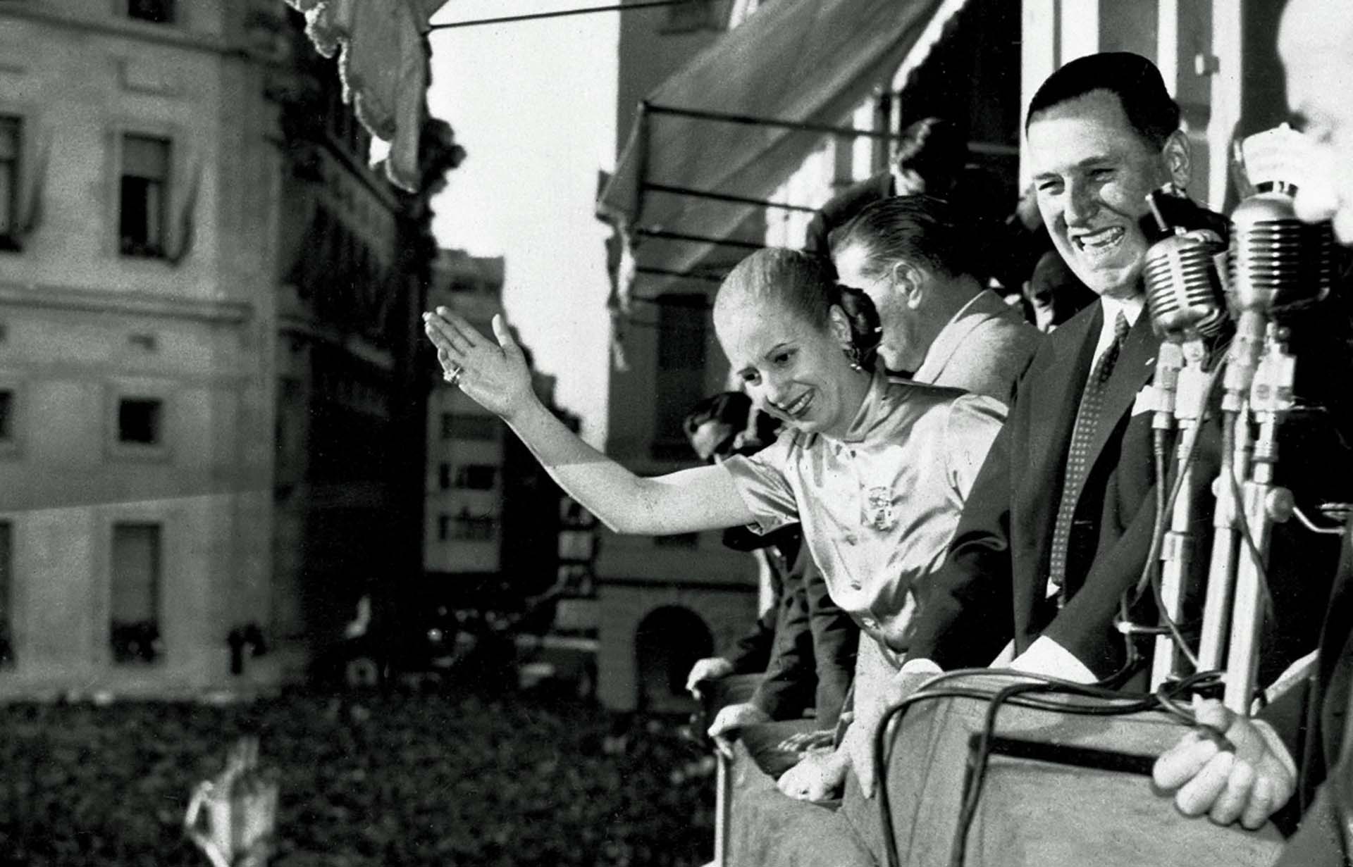 Evita significa el “puente” y el diálogo directo con los obreros y trabajadores, a quienes bautizó como sus “descamisados”, en sustitución del General Perón, más abocado a sus funciones presidenciales. Desarrolla un vínculo especial con las organizaciones obreras, con los sindicatos, con las masas trabajadoras y con las mujeres. Se convierte en la imagen humana del gobierno peronista haciendo gala de su empatía y carisma (AP)