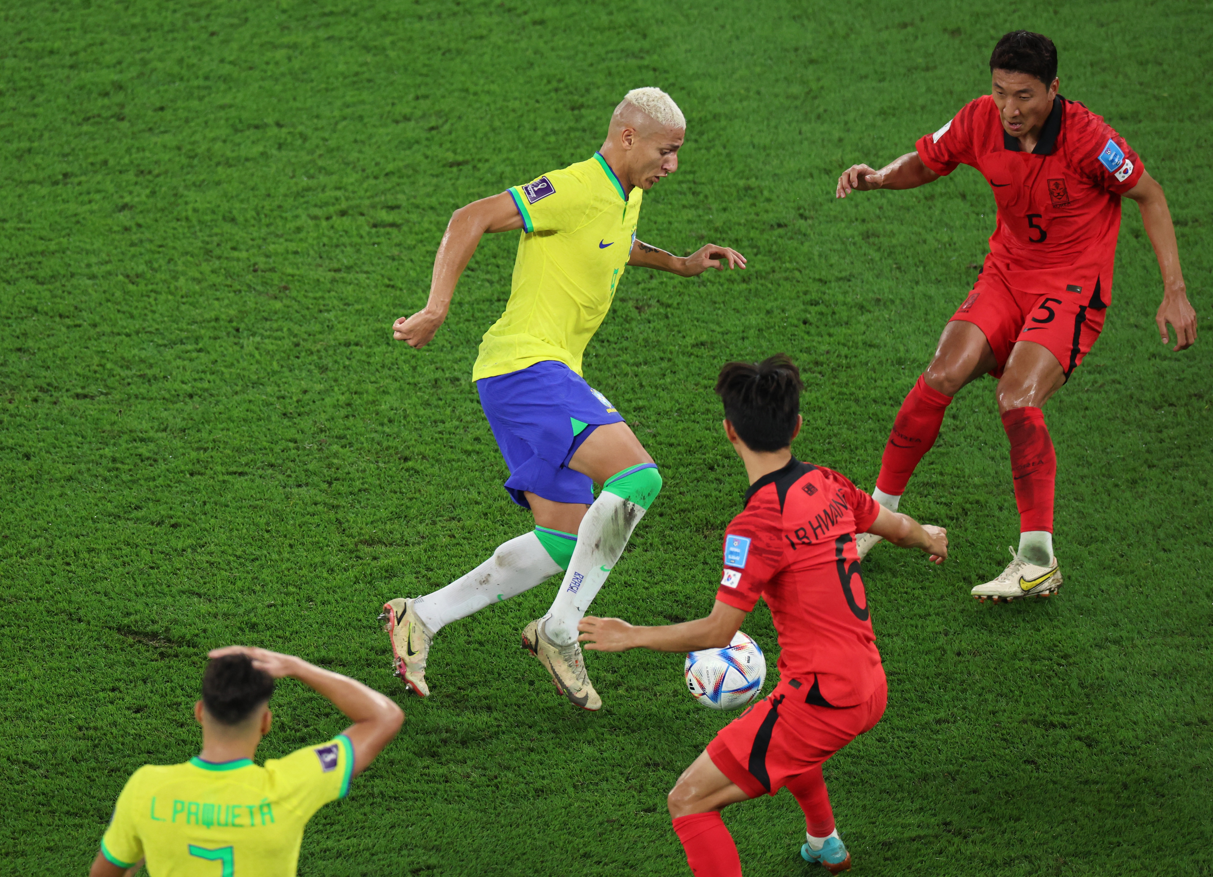 Al bajar la pelota, el delantero brasileño descarga para Marquinhos, quien toca para Thiago Silva. El defensor, ubicado en la medialuna, toca de primera con mucha precisión para la llegada a toda velocidad de Richarlison