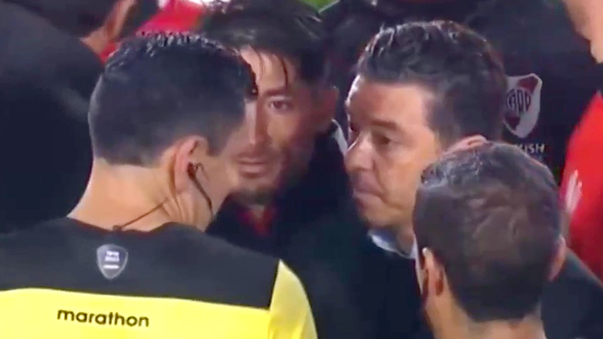 El tenso diálogo entre Gallardo, Biscay y varios jugadores de River Plate con el árbitro Tobar: “No viste la mano, era gol”