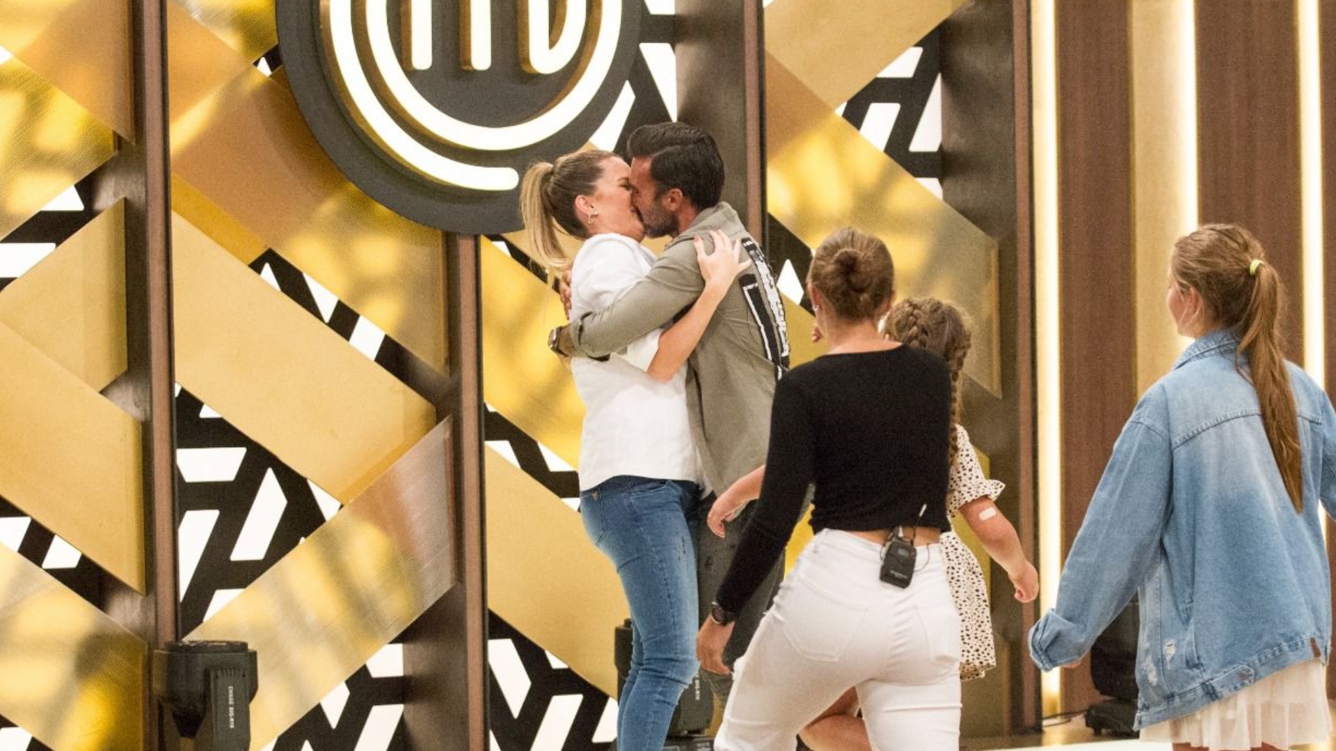 Mica Viciconte recibió besos y abrazos de parte de Fabián Cubero y también de sus hijastras Indiana, Allegra y Sienna tras consagrarse campeona de Masterchef Celebrity 3