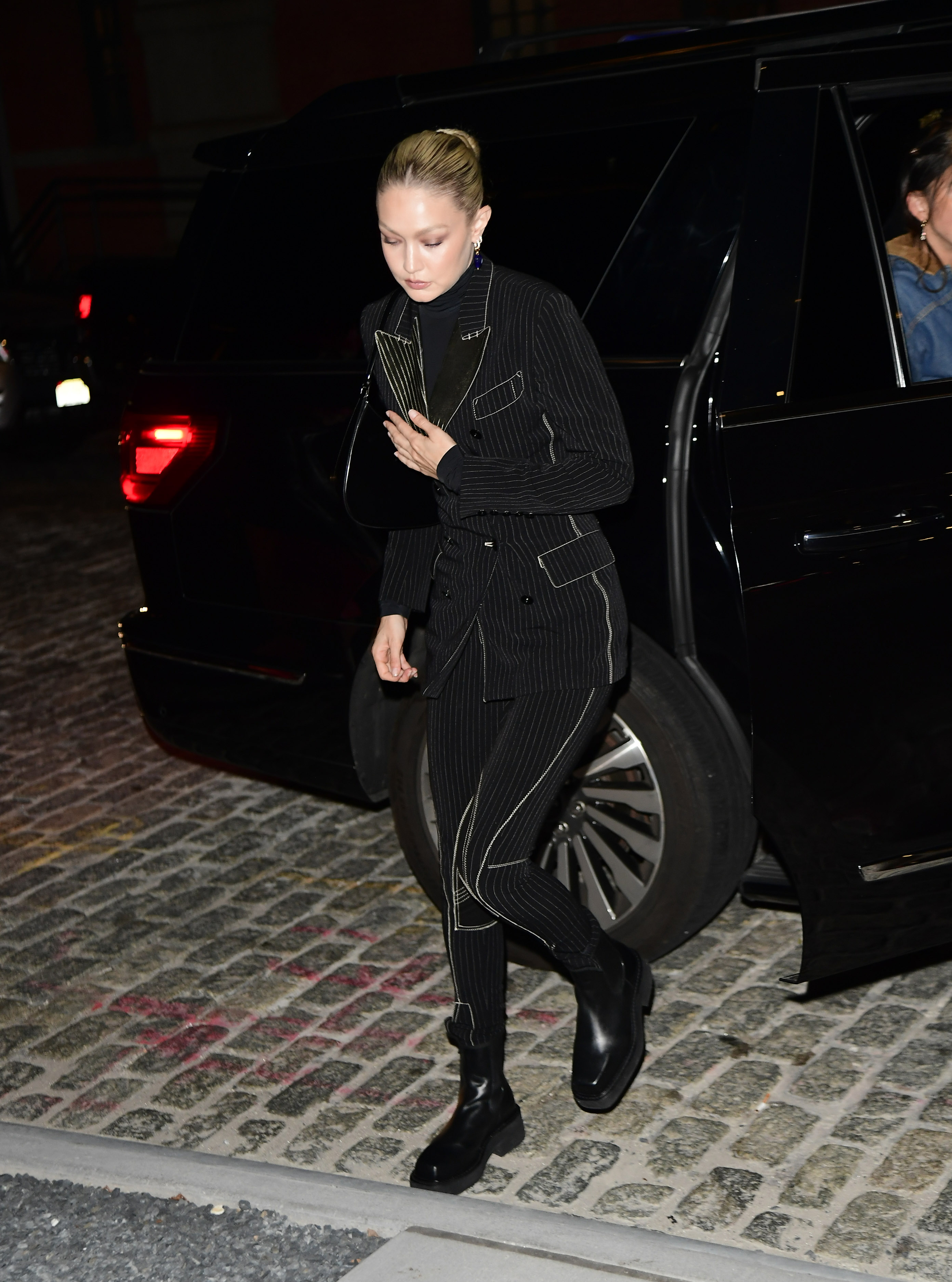 De total black Gigi Jadid deslumbró con su look cuando fue a cenar a un importante restaurante de Nueva York con su hermana Alana