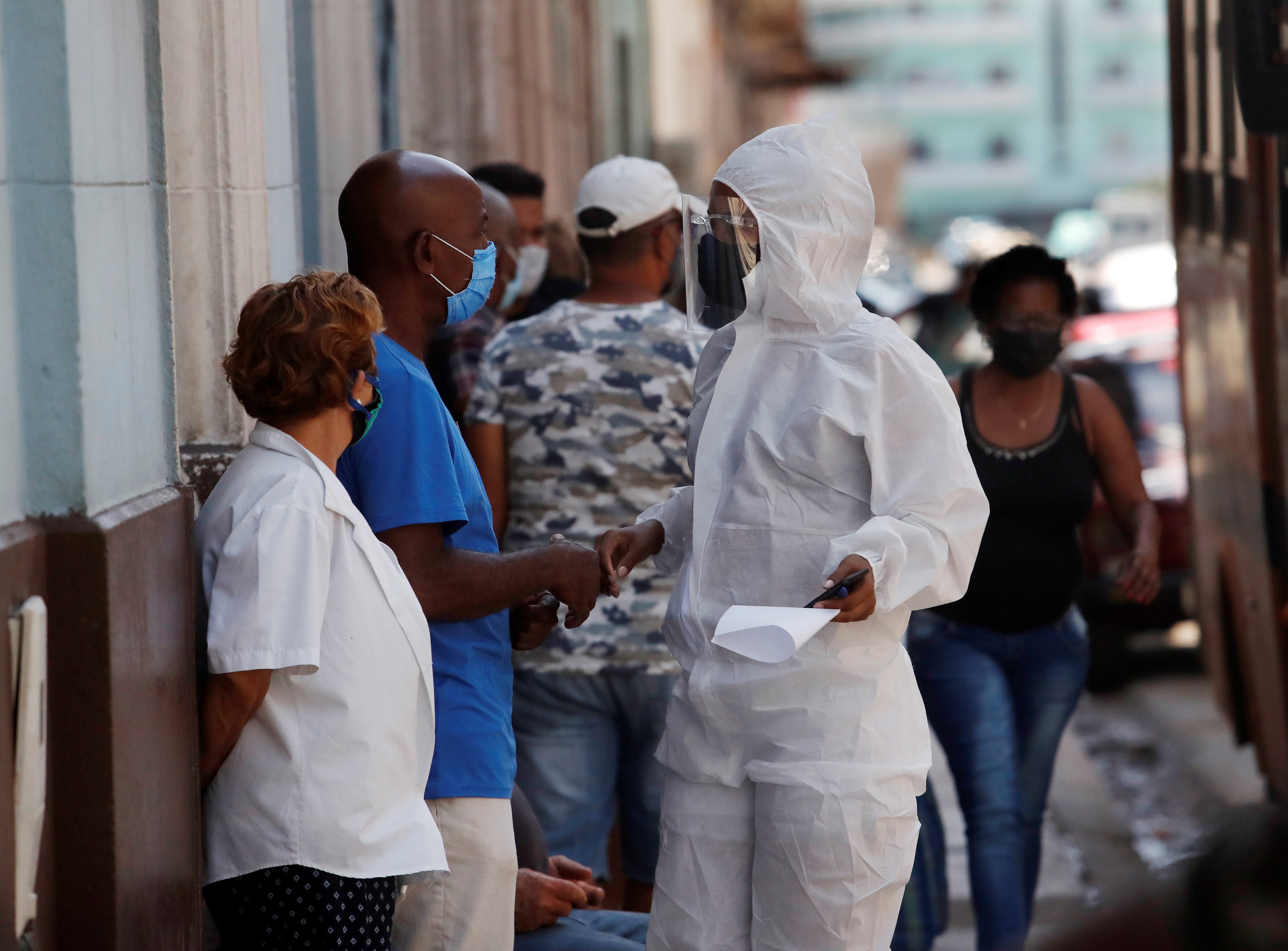 Una trabajadora de la salud habla con varias personas en La Habana (Cuba). EFE/Yander Zamora/Archivo
