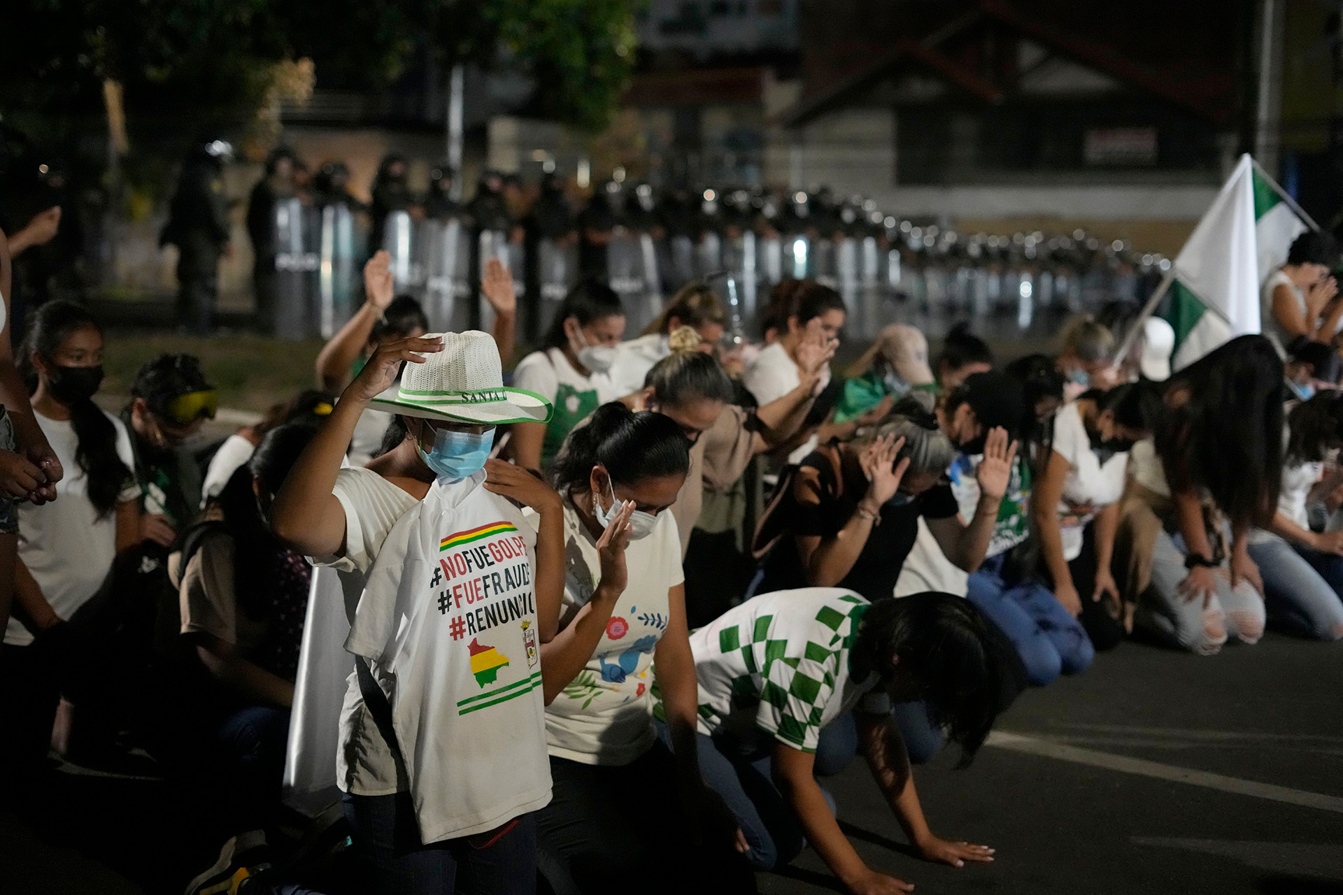 Seguidores del gobernador de Santa Cruz Luis Fernando Camacho se arrodillan durante una protesta en una barricada en Santa Cruz (AP Foto/Juan Karita)

