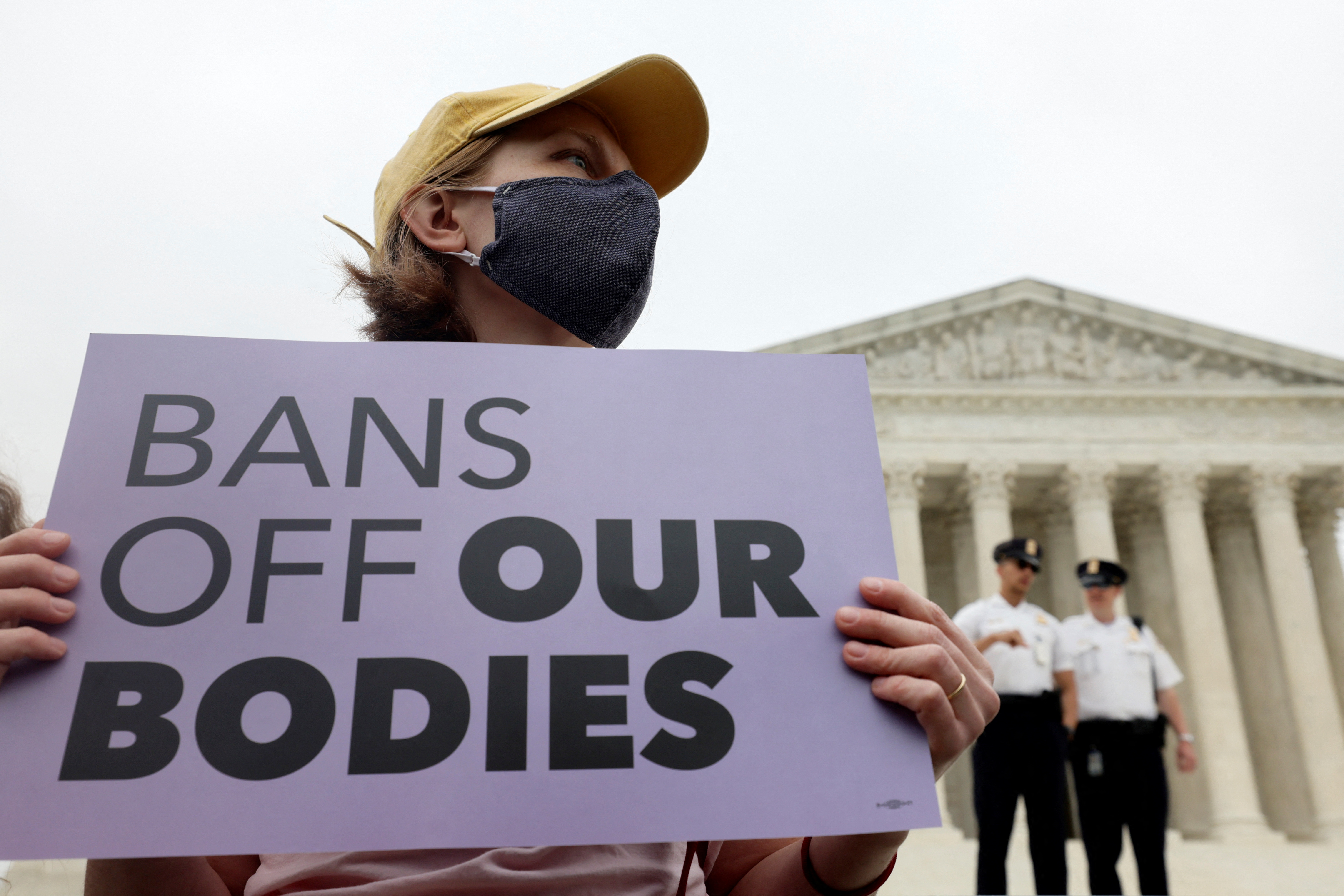 Manifestante frente a la Corte Suprema de Justicia de los Estados Unidos a favor del derecho al aborto