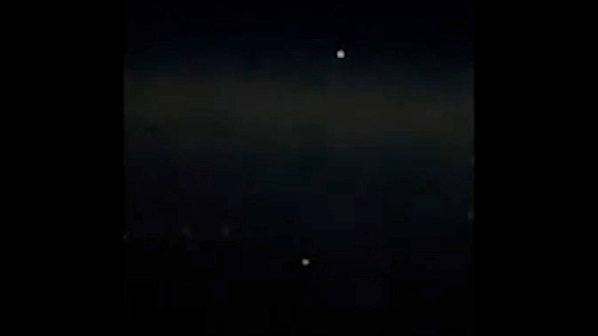 Esta imagen habría sido captada por una de las tripulaciones que avistó los objetos extraños, en esta foto aparecen como dos luces blancas en el cielo