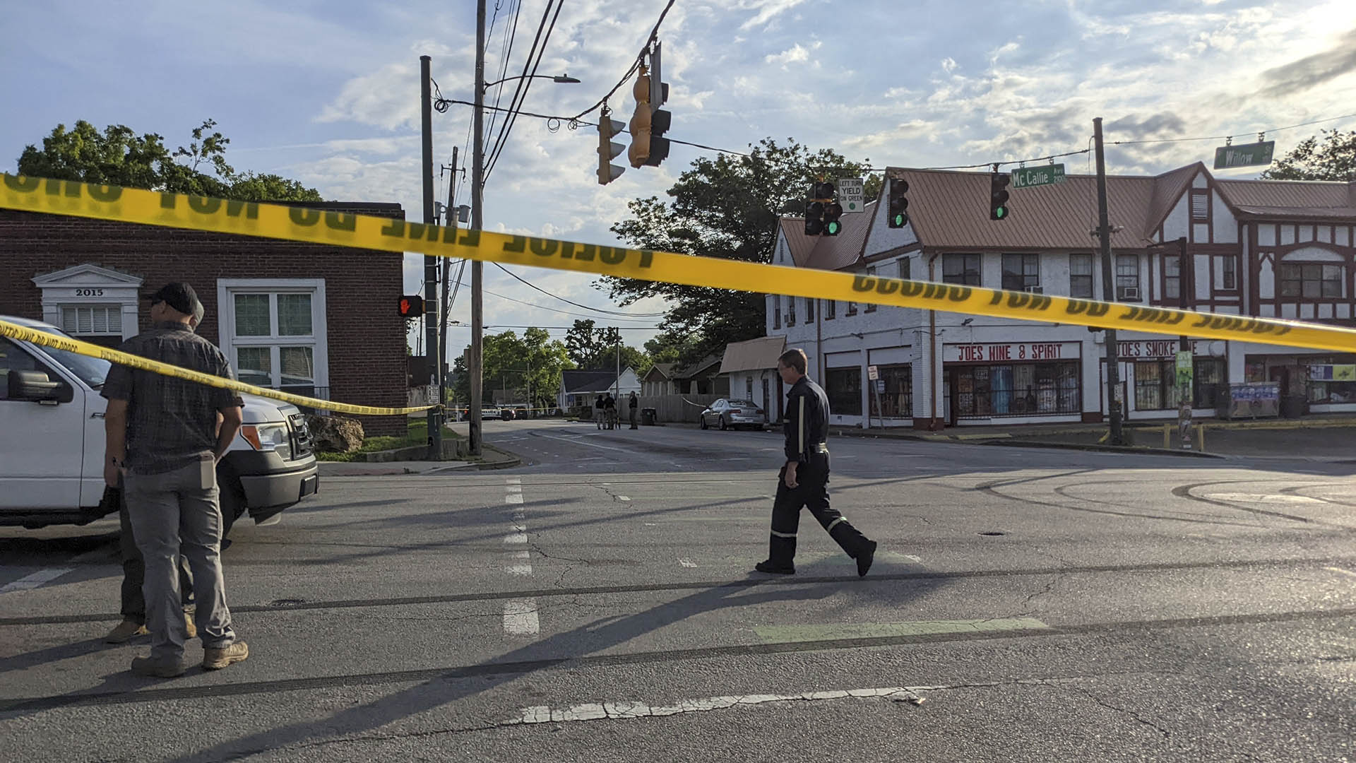 At first, the neighbors took refuge in their homes and the police inspected the premises in the area in search of the suspect (AP)