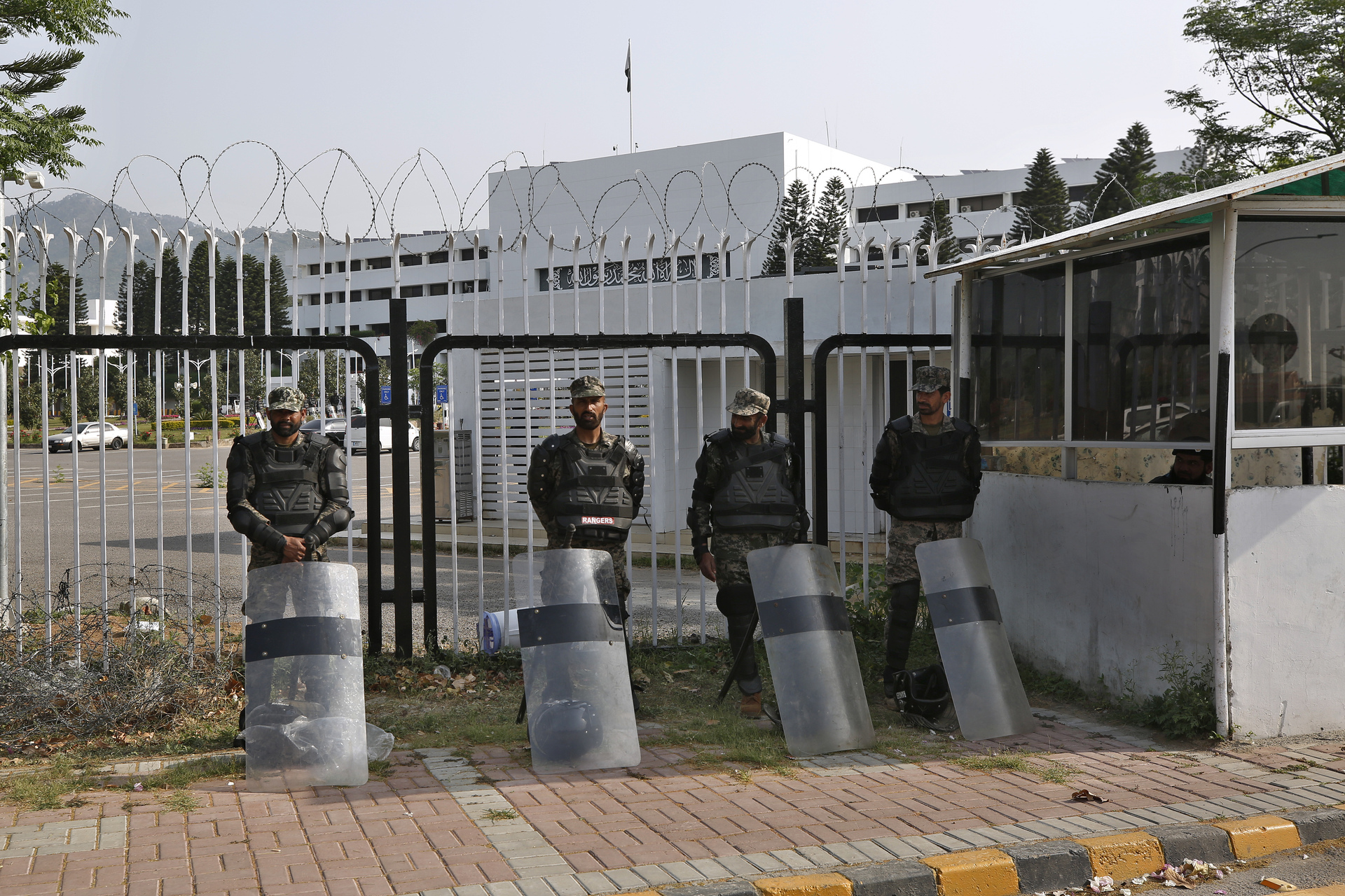 Tropas paramilitares paquistaníes montan guardia con equipo antidisturbios frente a la Asamblea Nacional, en Islamabad, Pakistán. (Foto AP/Anjum Naveed)
