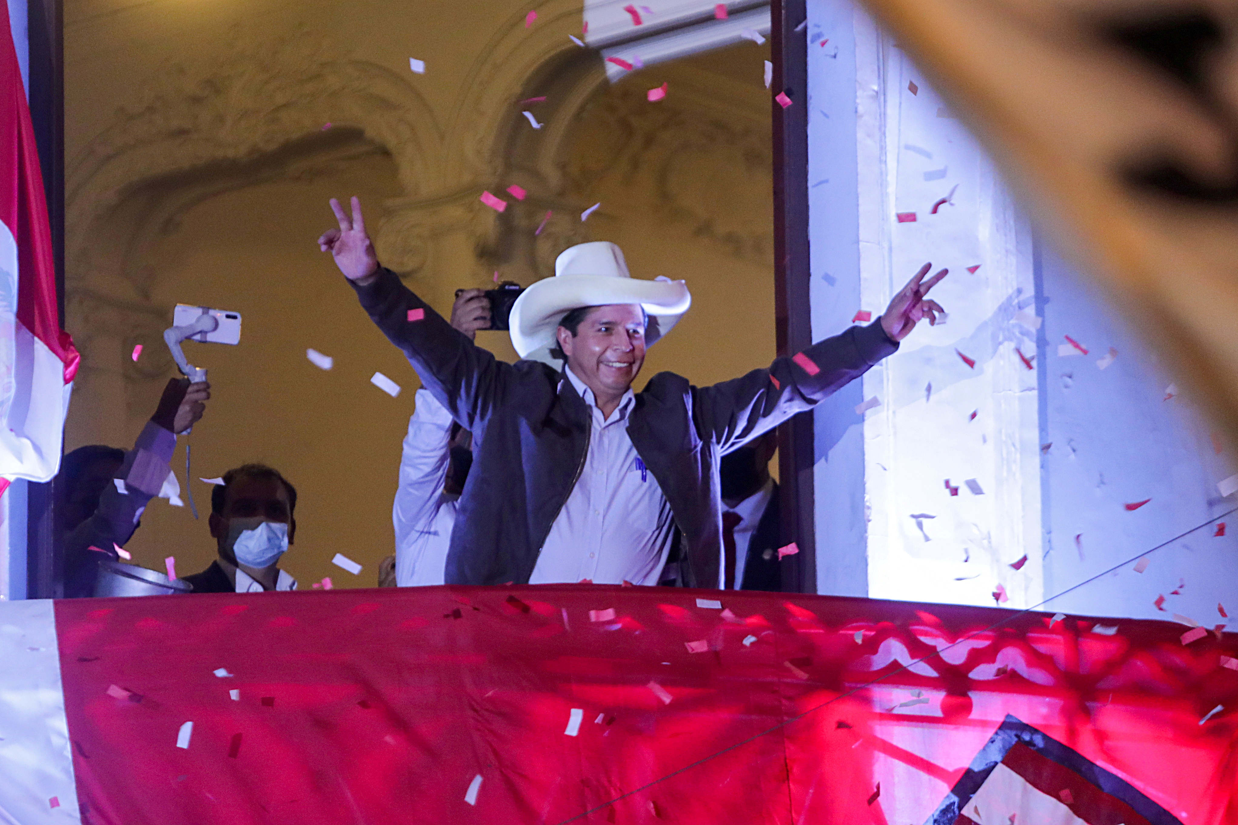Pedro Castillo se dirige a sus simpatizantes desde la sede del partido "Perú Libre" en Lima, Perú, 15 de junio de 2021 (REUTERS/Sebastian Castaneda/File Photo)