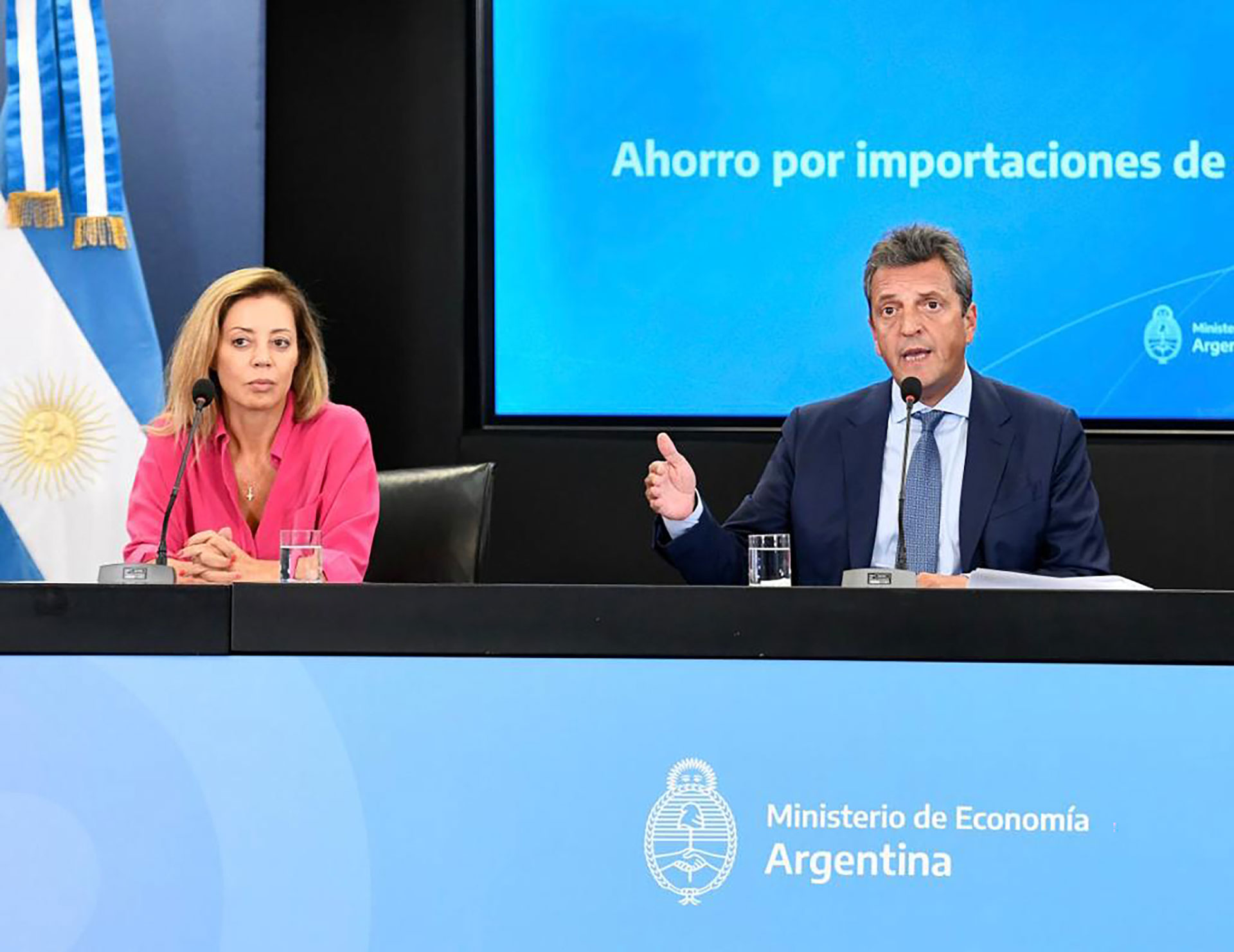 La secretaria de Energía Flavia Royón y el ministro de Economía, Sergio Massa