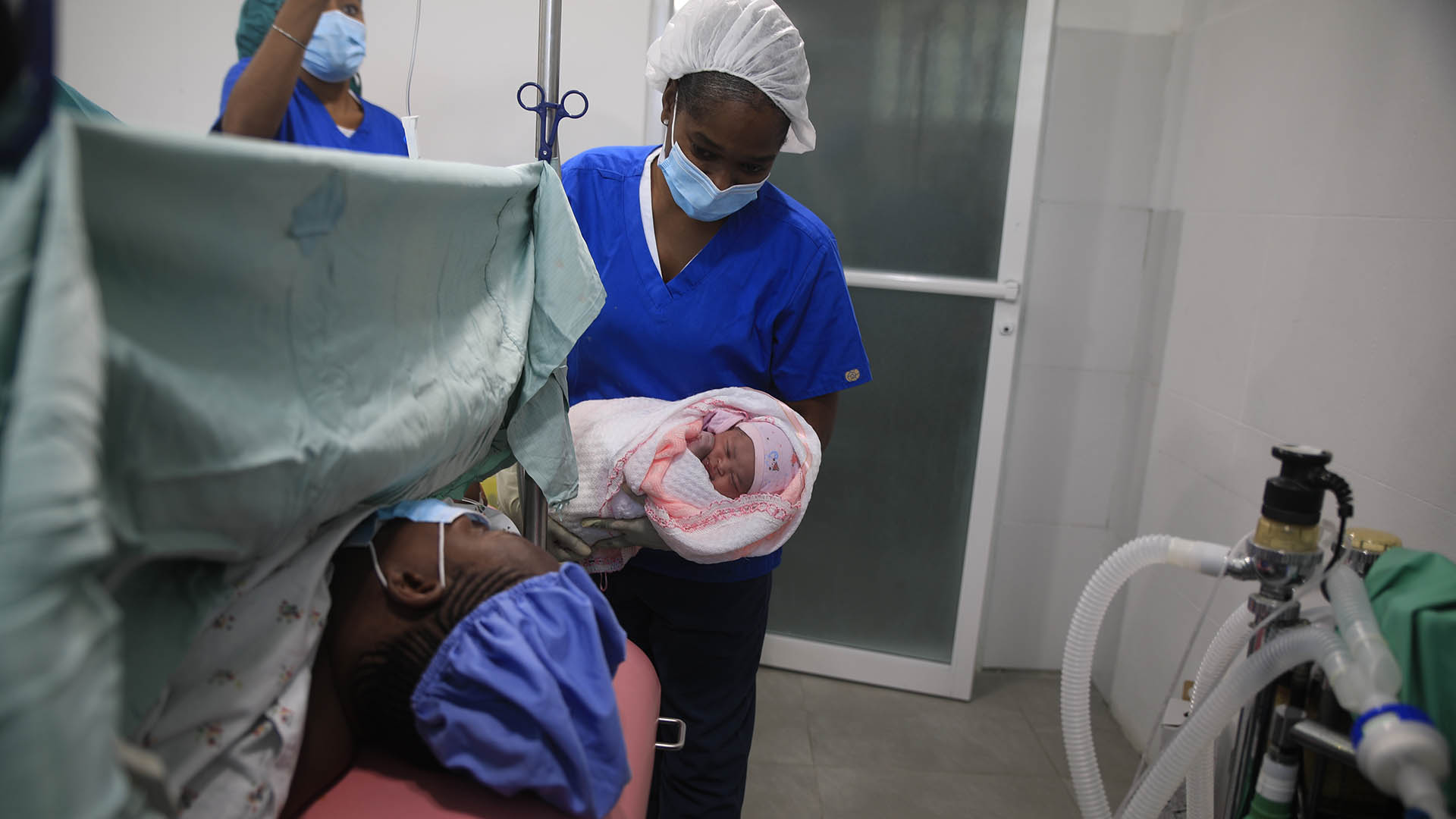 Así funciona un hospital maternal en Haití que se encuentra en el corazón  de la guerra entre pandillas - Infobae
