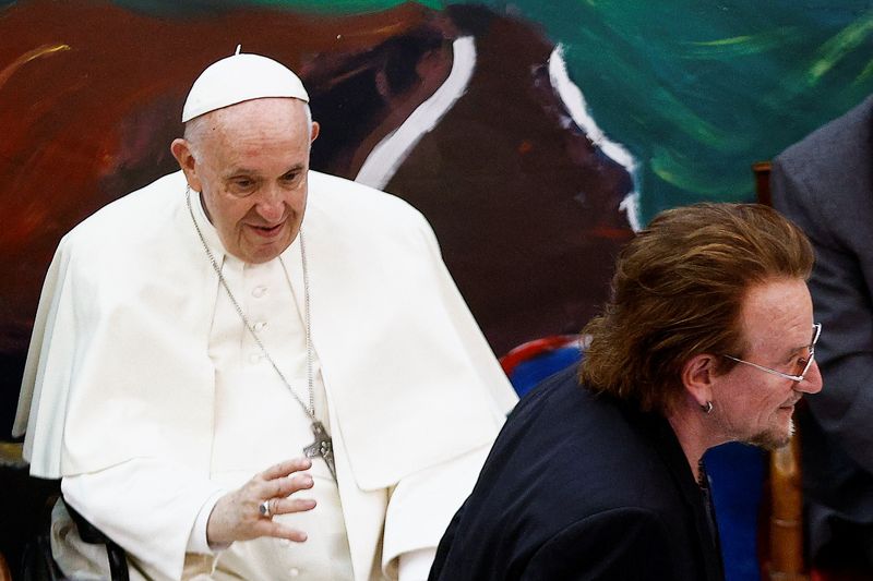 Foto del jueves de Bono y el Papa Francisco durante un evento en Roma 
May 19, 2022. REUTERS/Guglielmo Mangiapane