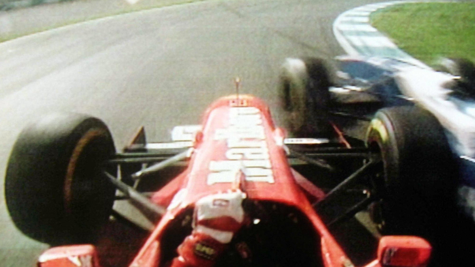 La imagen que delata cómo Schumacher movió el volante hacia la derecha y generó el toque (captura de TV)