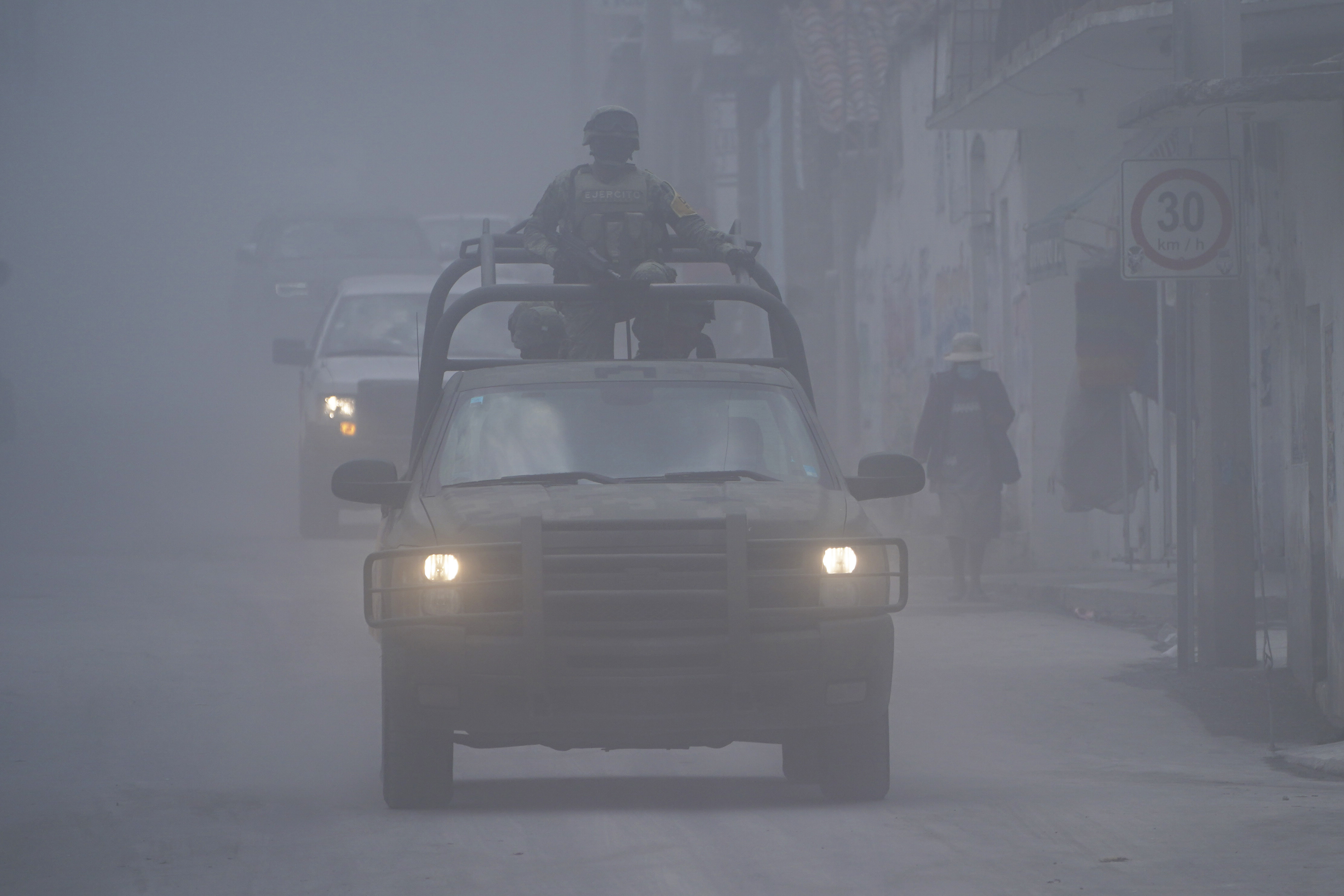 El ejército mexicano patrulla las calles mientras la ceniza del volcán Popocatépetl cubre las calles, el lunes 22 de mayo de 2023, en Santiago Xalitzintla, México. (AP Foto/Marco Ugarte)