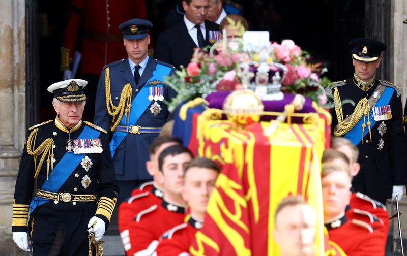 El rey británico Carlos, Guillermo, príncipe de Gales, y el príncipe Eduardo caminan mientras el féretro de la reina Isabel de Gran Bretaña es llevado fuera de la Abadía de Westminster después de un servicio en el día de su funeral de Estado y el entierro, en Londres, Gran Bretaña. 19 de septiembre de 2022.  REUTERS/Hannah McKay/
