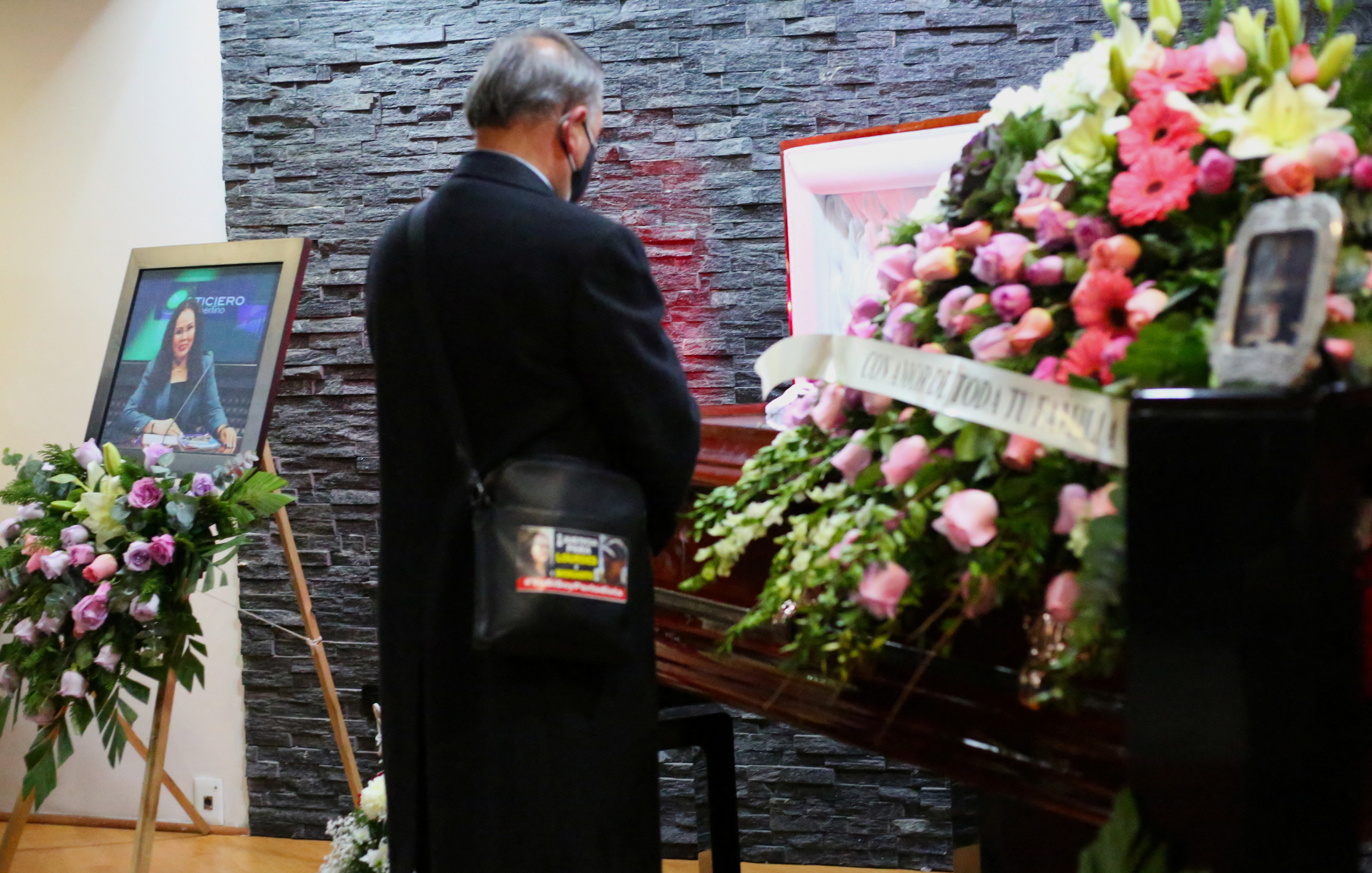 Un hombre se acerca al féretro durante el funeral de la periodista Lourdes Maldonado (Foto: REUTERS/Jorge Duenes)