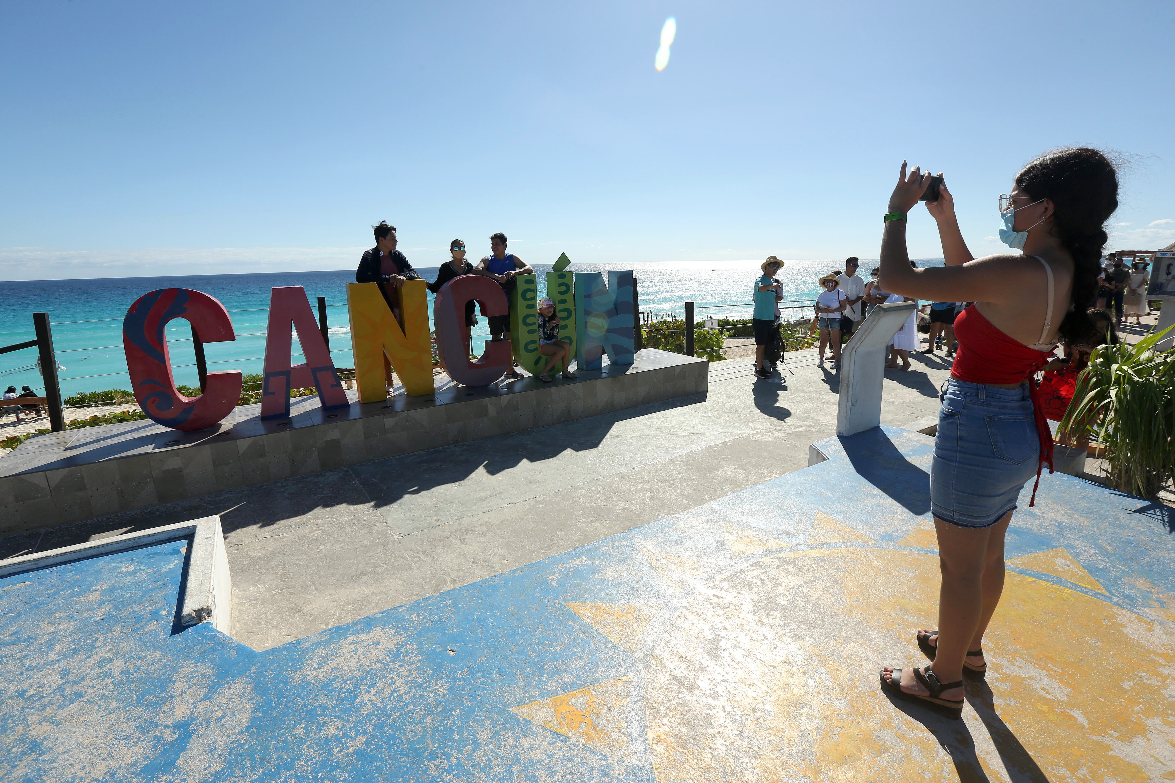 Turistas disfrutan de sus vacaciones en Cancún. (Foto: EFE/Alonso Cupul)
