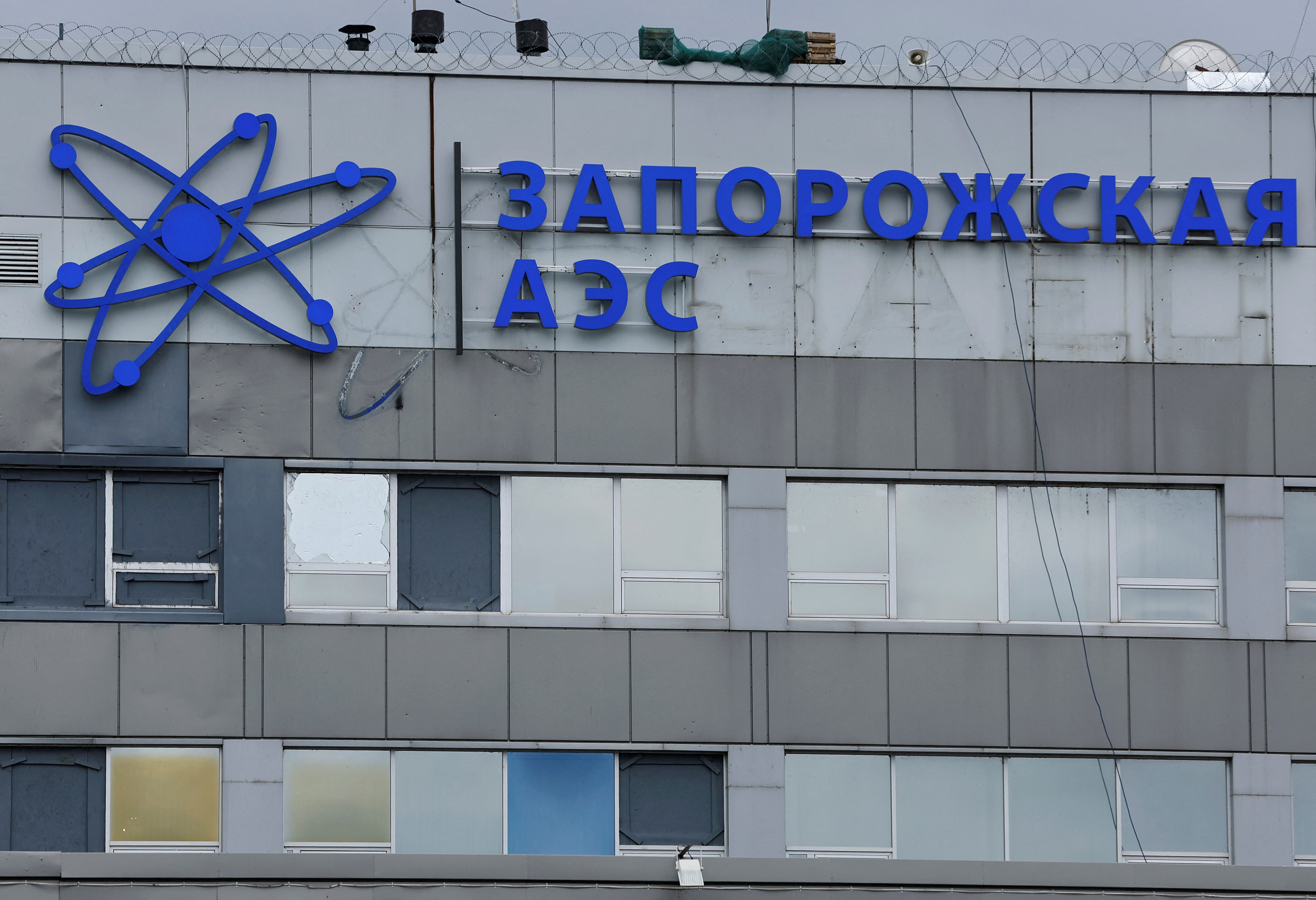 El logo en la fachada de la planta nuclear de Zaporizhzhia (REUTERS/Alexander Ermochenko)