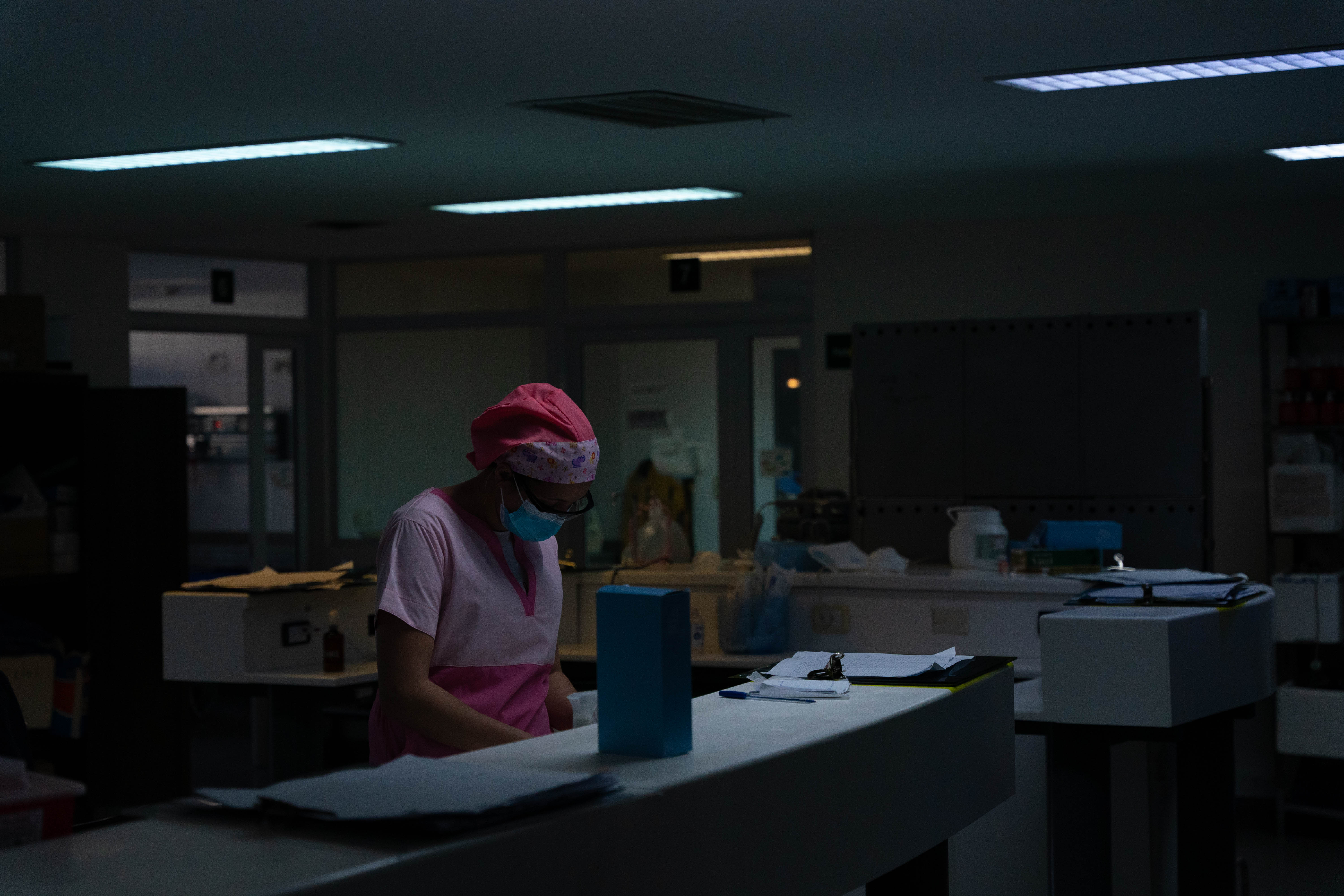 La quietud en la sala durante la noche puede ser interrumpida abruptamente en un segundo. Mientras dura, hay que aprovecharla.