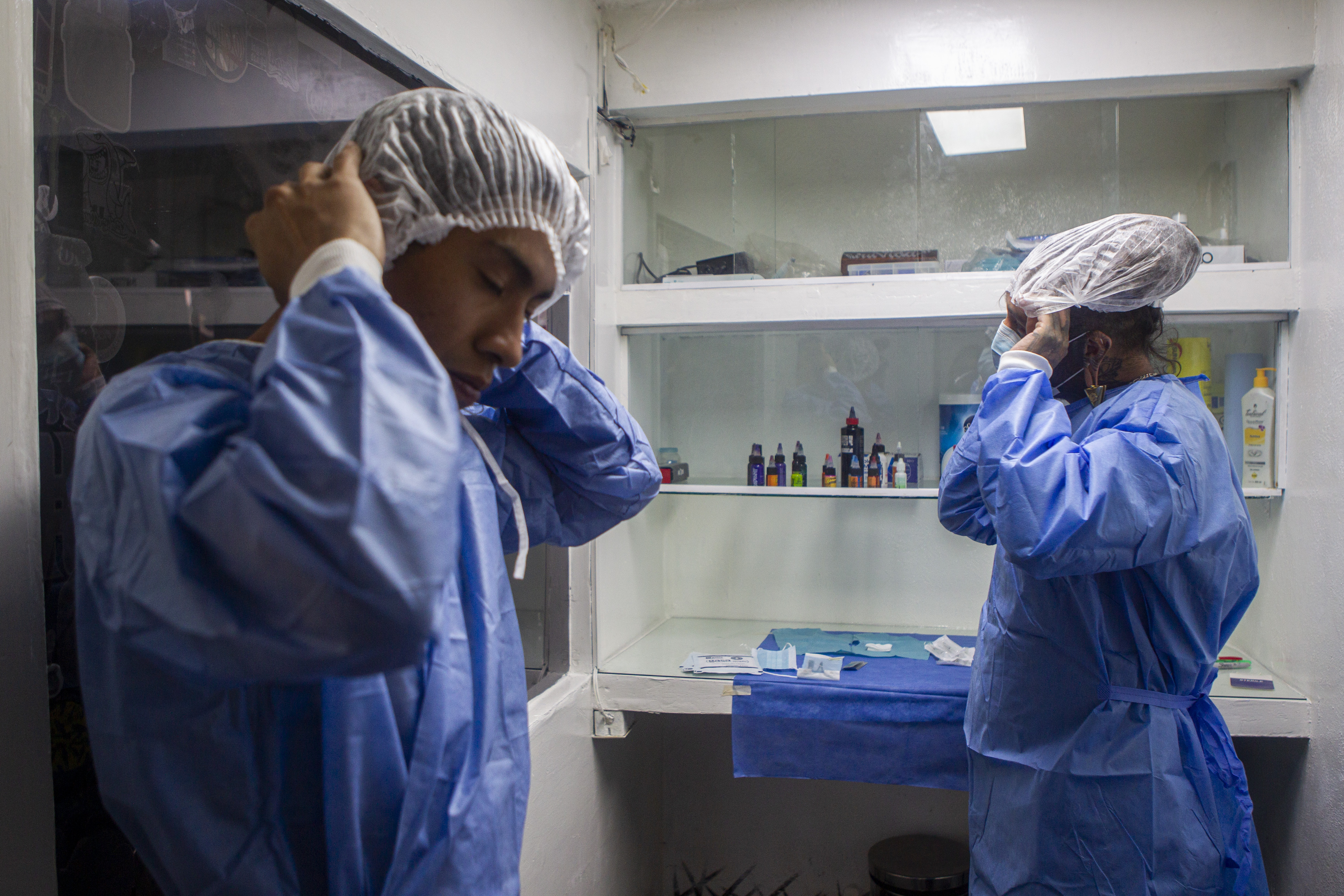 "Plaga" junto con "Chivo" preparándose para realizar el procedimiento de una escarificación, corte con bisturí sobre la piel para que al cicatrizar, quede la figura marcada.
Noviembre 18, 2021
Foto: Karina Hernández / Infobae