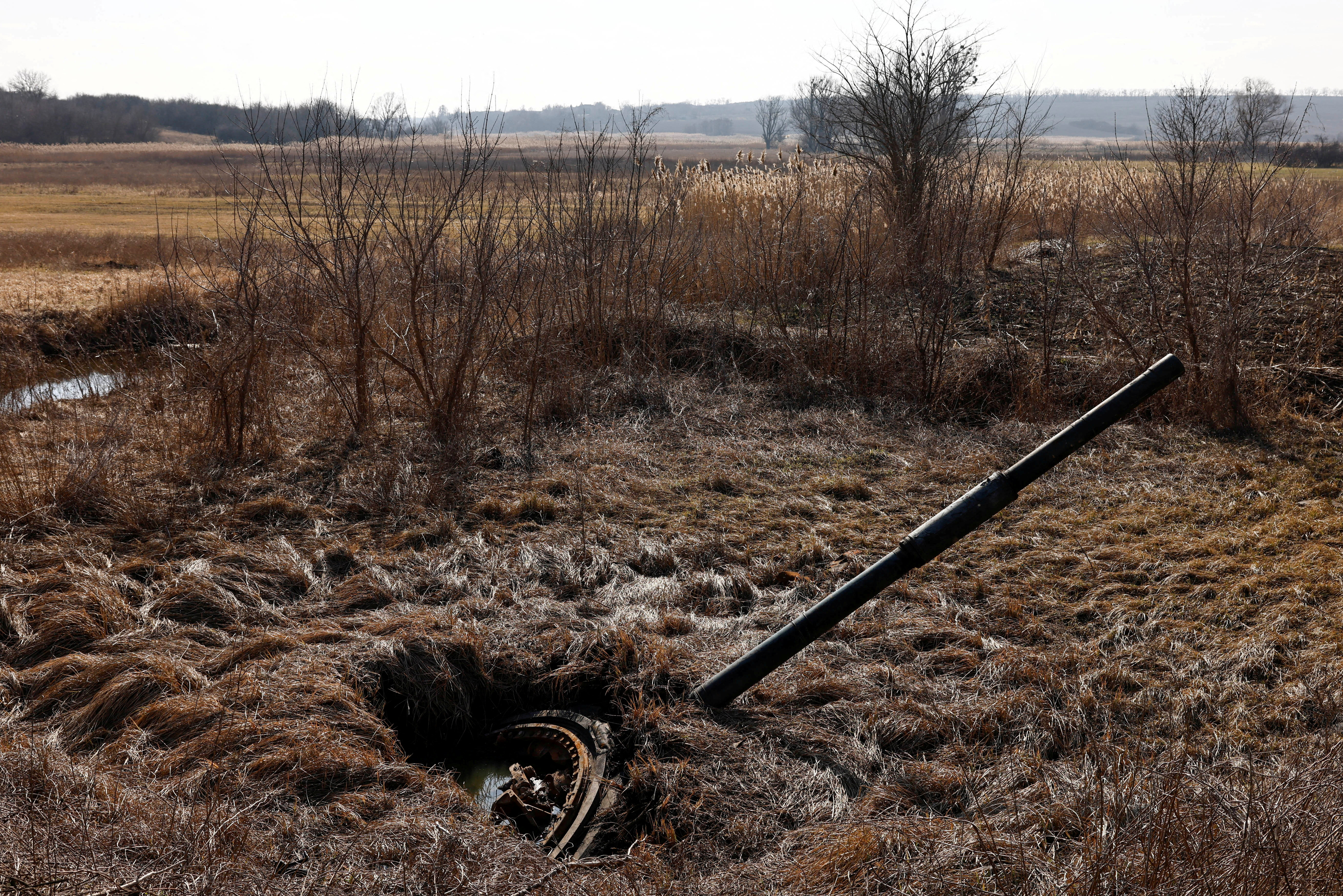 Torreta de un tanque hundido cerca de Lyman, en Donestk (Reuters)