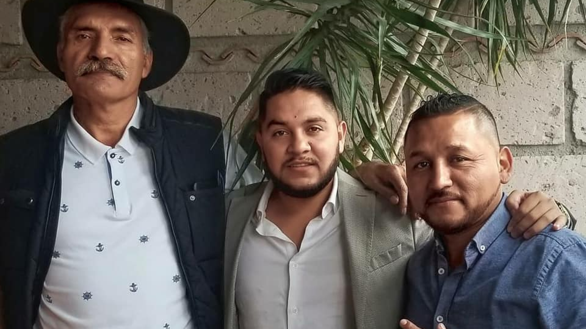 Pedro Carrizales, El Mijis, diputado local de SLP junto con el líder de las autodefensas michoacanas, doctor Mireles (Foto: Facebook / @Mijis.PedroCarrizales)