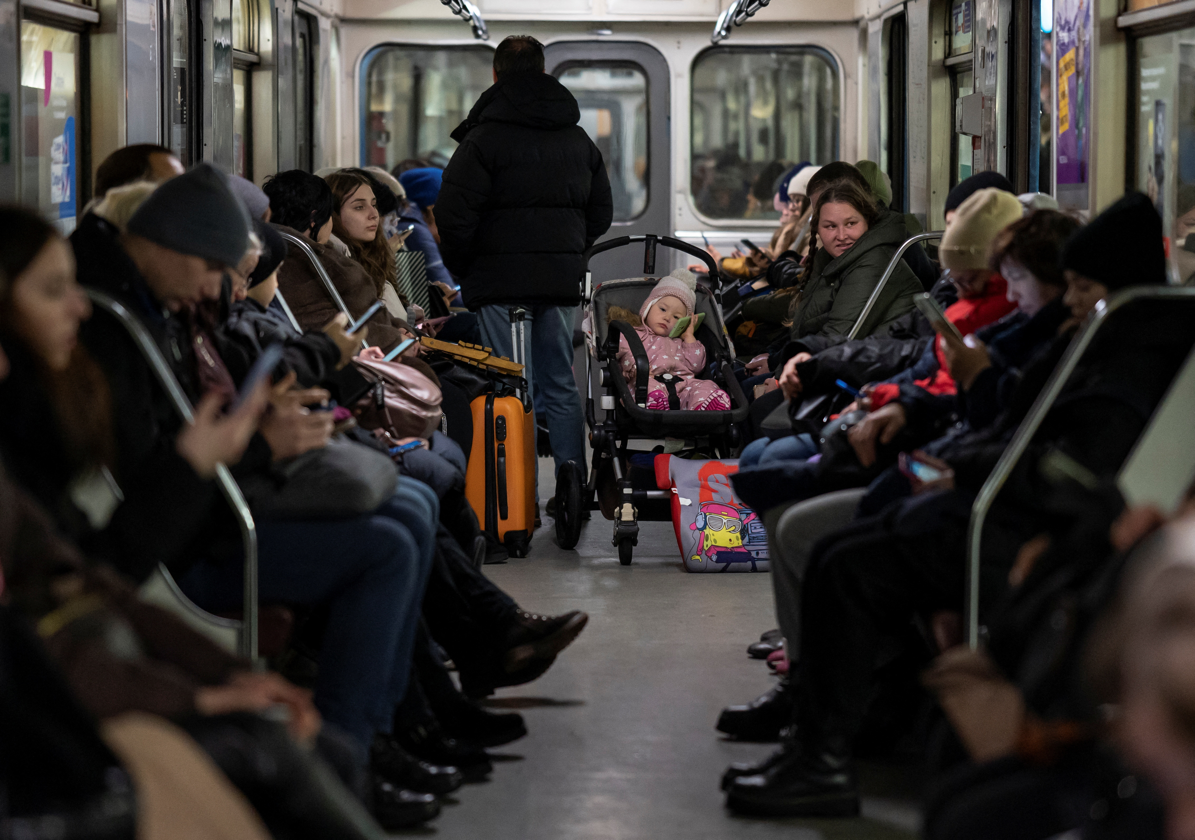 La gente se refugia dentro de un metro durante los ataques masivos con misiles rusos en Kiev, Ucrania