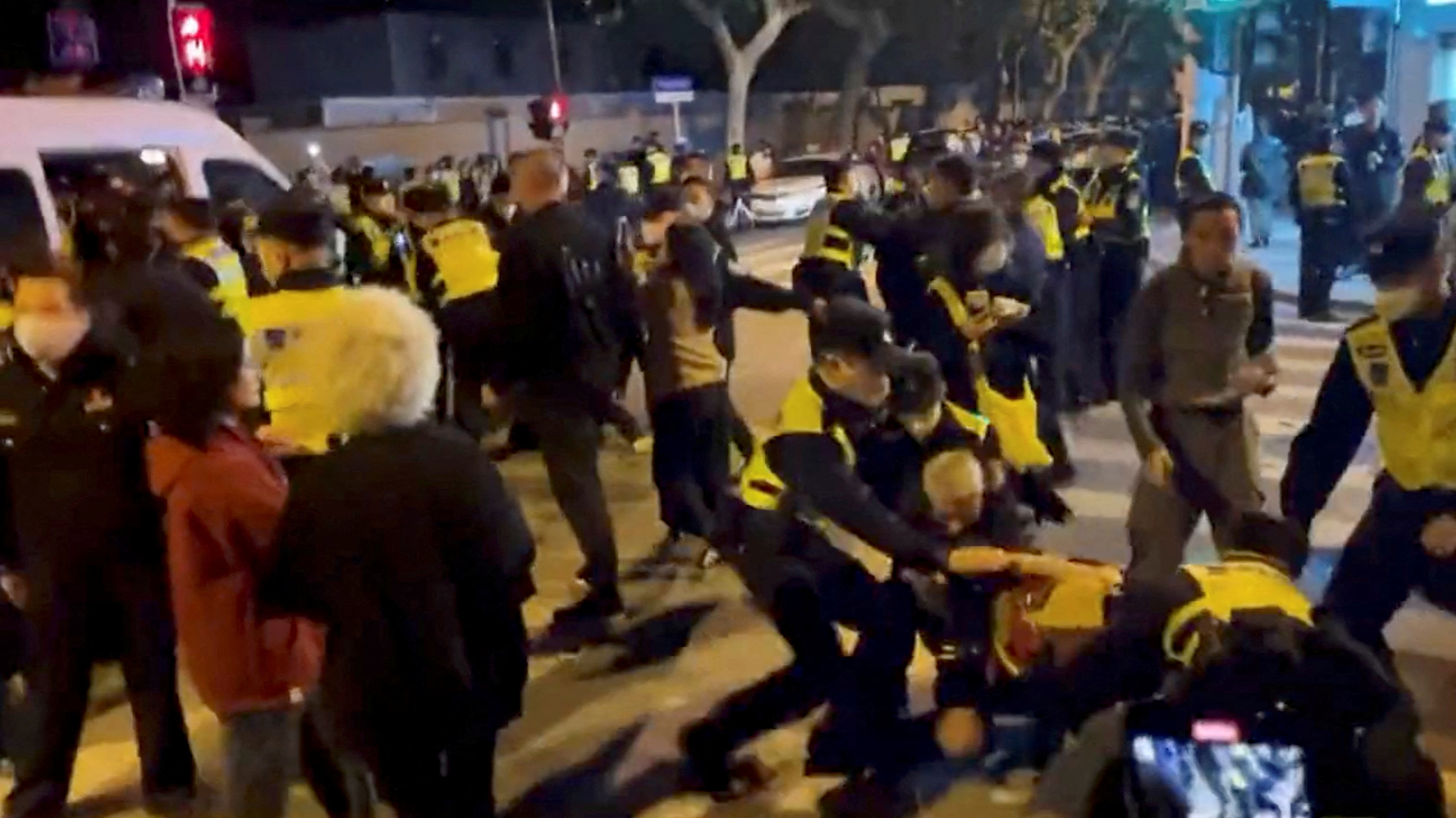 Represión contra manifestantes en Shanghái (via Reuters)