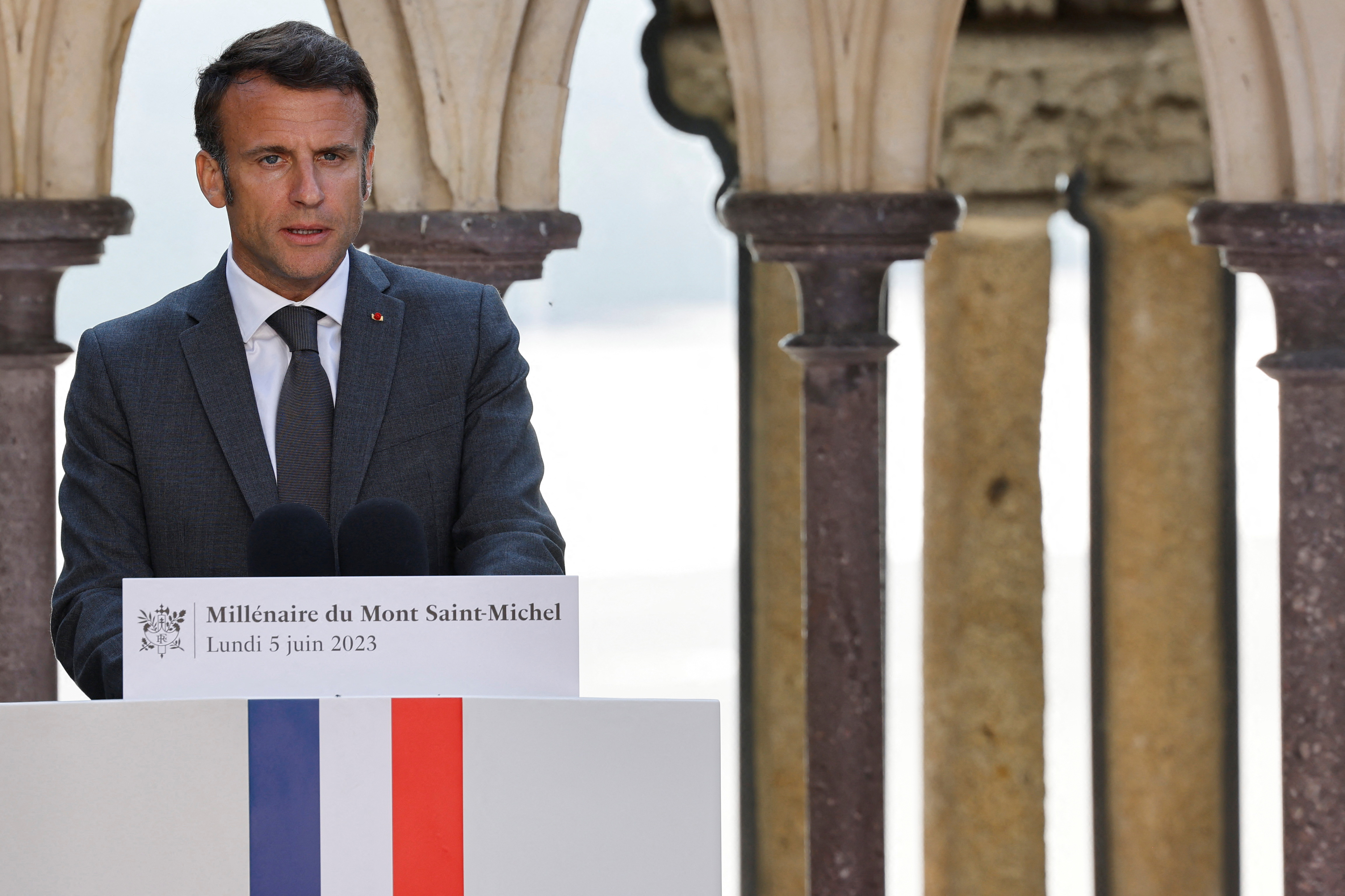 El presidente de Francia, Emmanuel Macron, en el interior de la abadía del Mont-Saint-Michel, en el noroeste de Francia, el 5 de junio de 2023. LUDOVIC MARIN/Pool vía REUTERS
