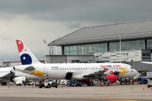 Foto de archivo. Un avión Airbus A320-200 de la aerolínea Viva Air es visto en el aeropuerto El Dorado en Bogotá, Colombia, 8 de mayo, 2019. REUTERS/Luisa González