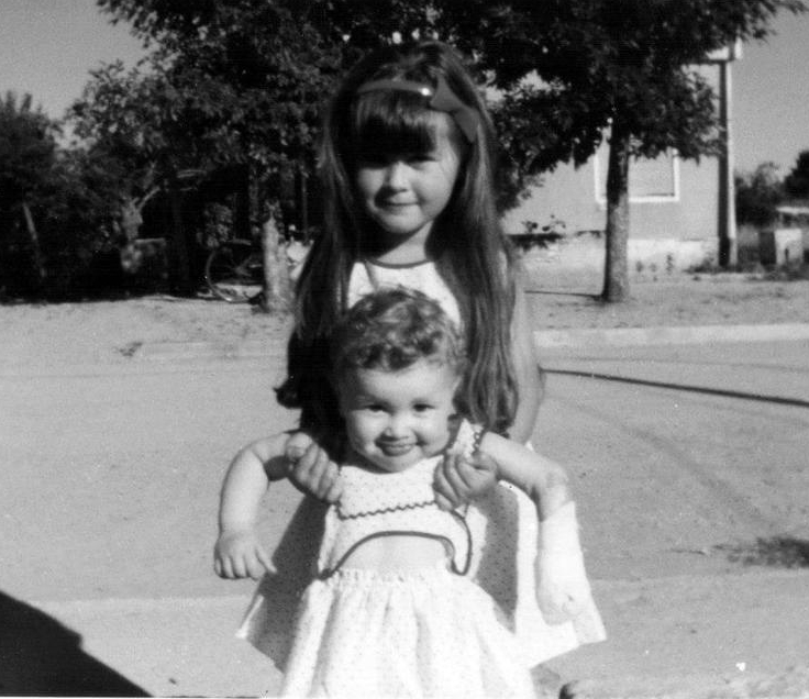 Alfonsina Maldonado de niña junto a su hermana Mabi