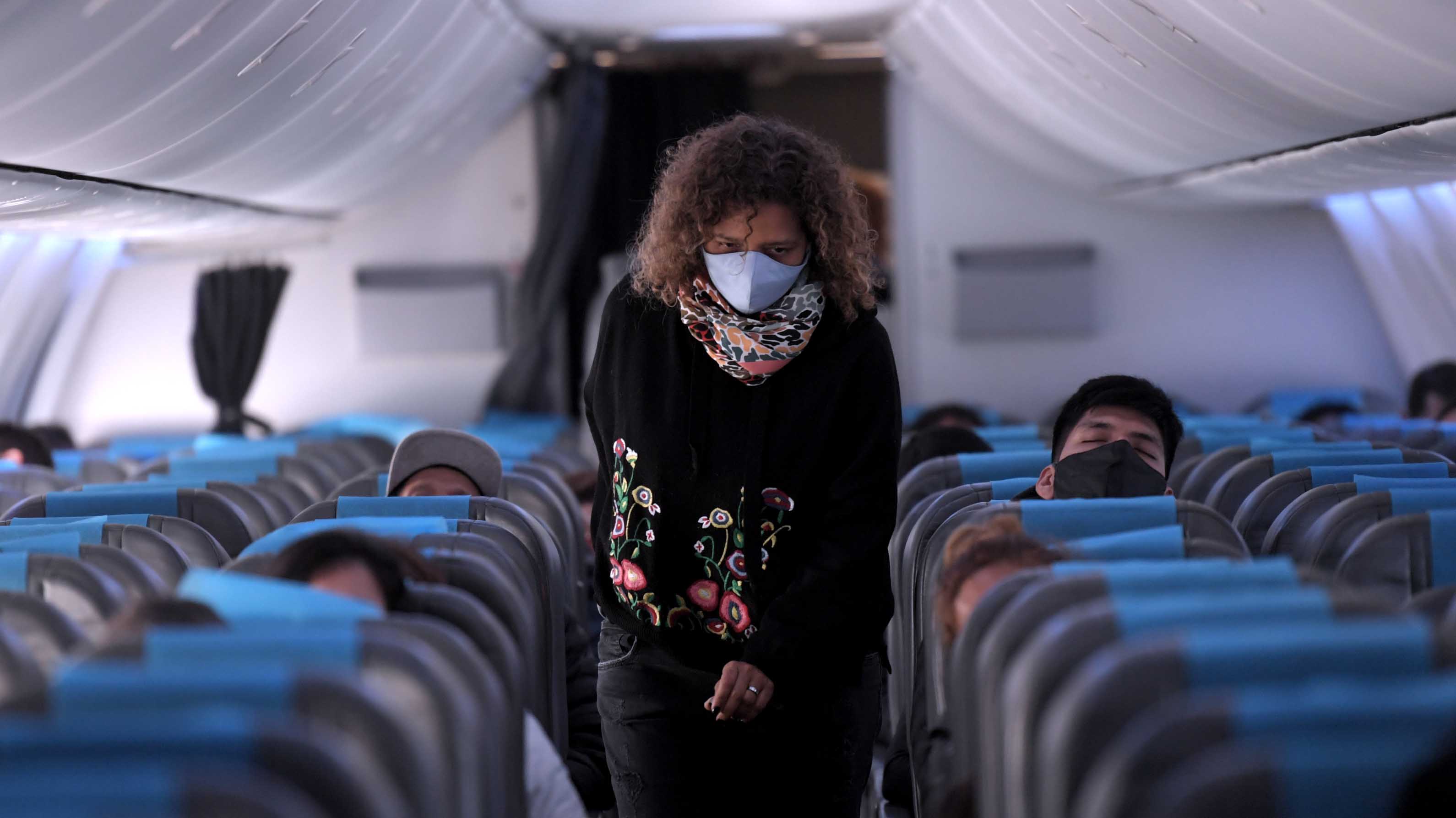 Imagen en el interior de uno de los vuelos de Aerolíneas Argentinas: el uso de tapabocas es obligatorio durante todo el trayecto